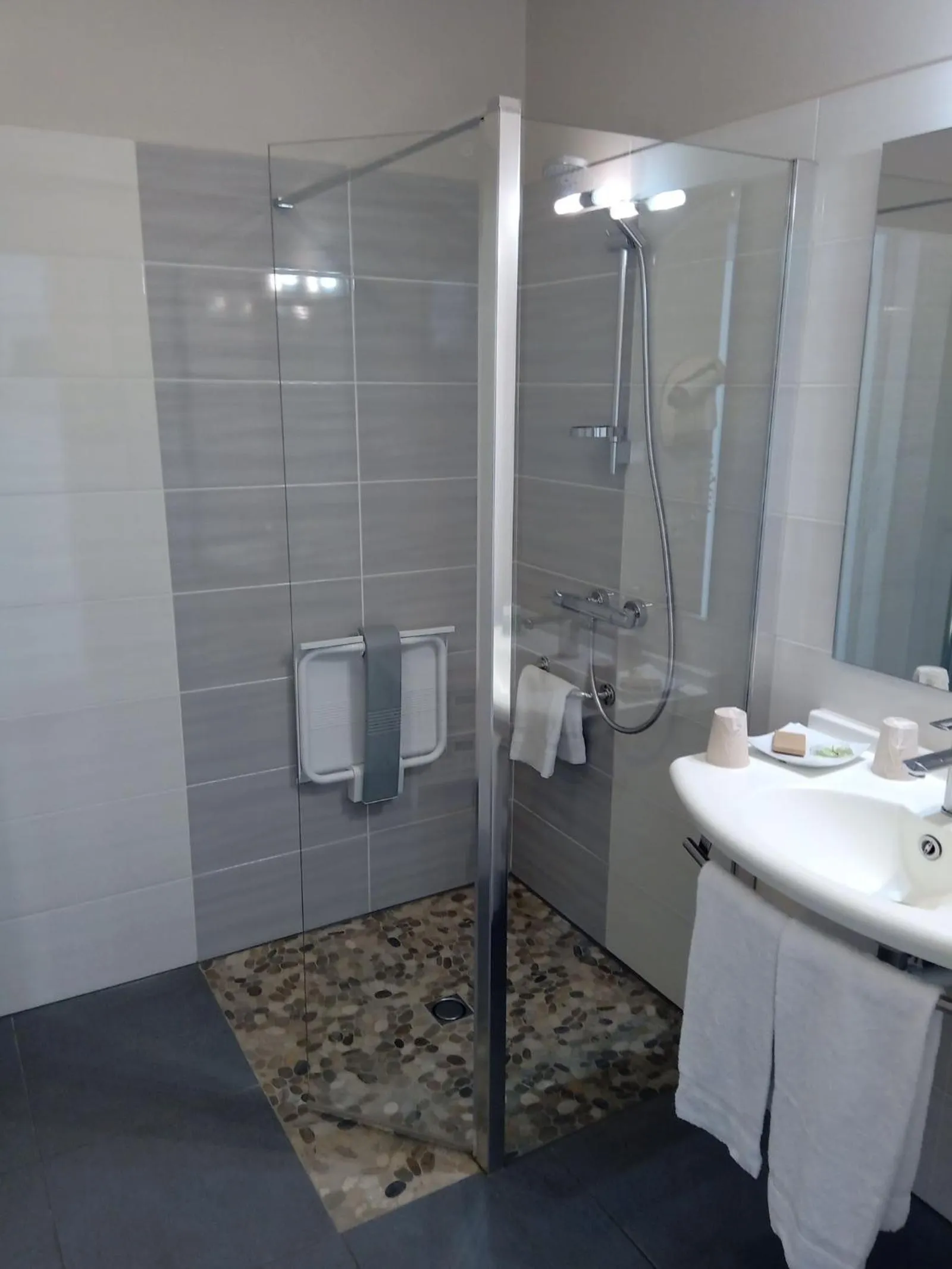 Bathroom in Hôtel des Vignes - Juliénas