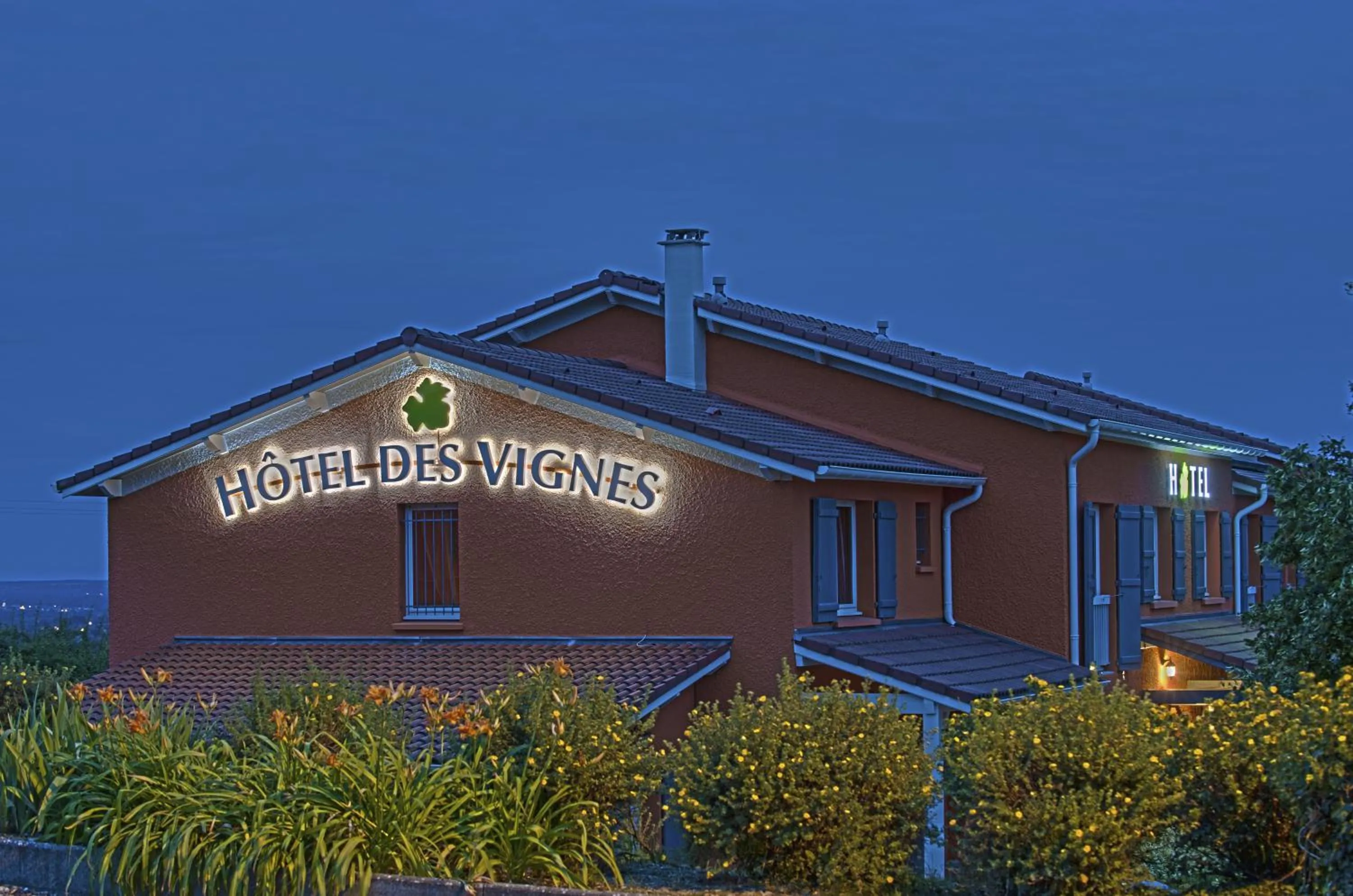 Property building in Hôtel des Vignes - Juliénas