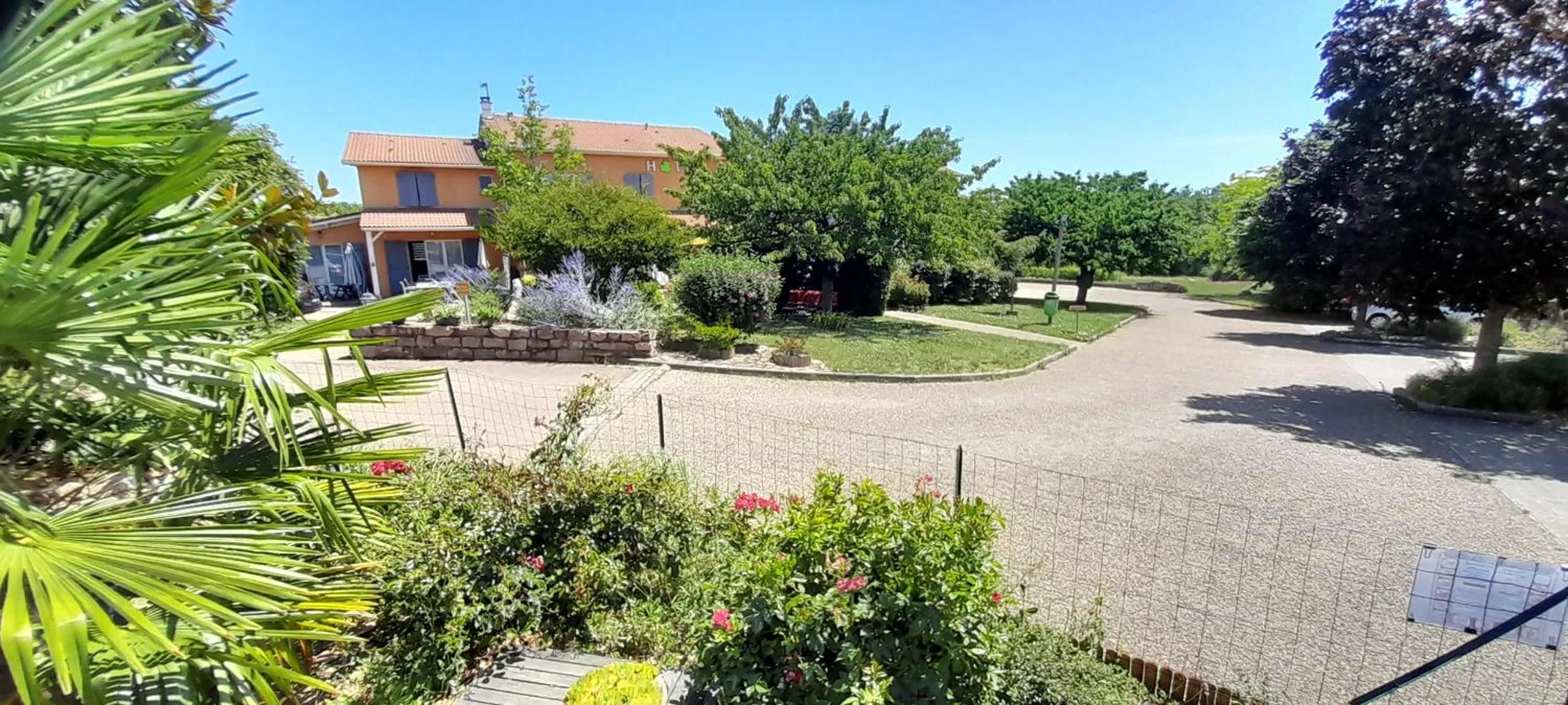 Garden view in Hôtel des Vignes - Juliénas