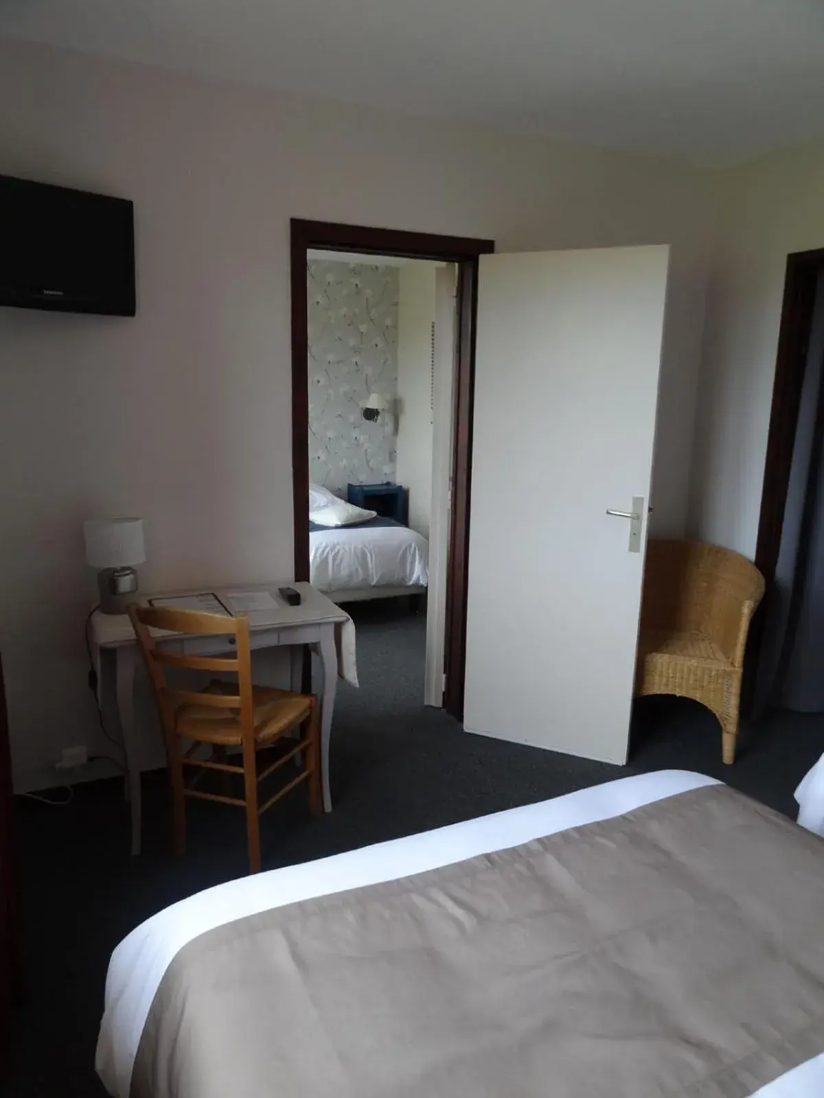 Family Room (2 Adults with 2 Children under 12 years olds) in Hôtel des Vignes - Juliénas Family Room (2 Adults with 2 Children under 12 years olds) in Hôtel des Vignes - Juliénas