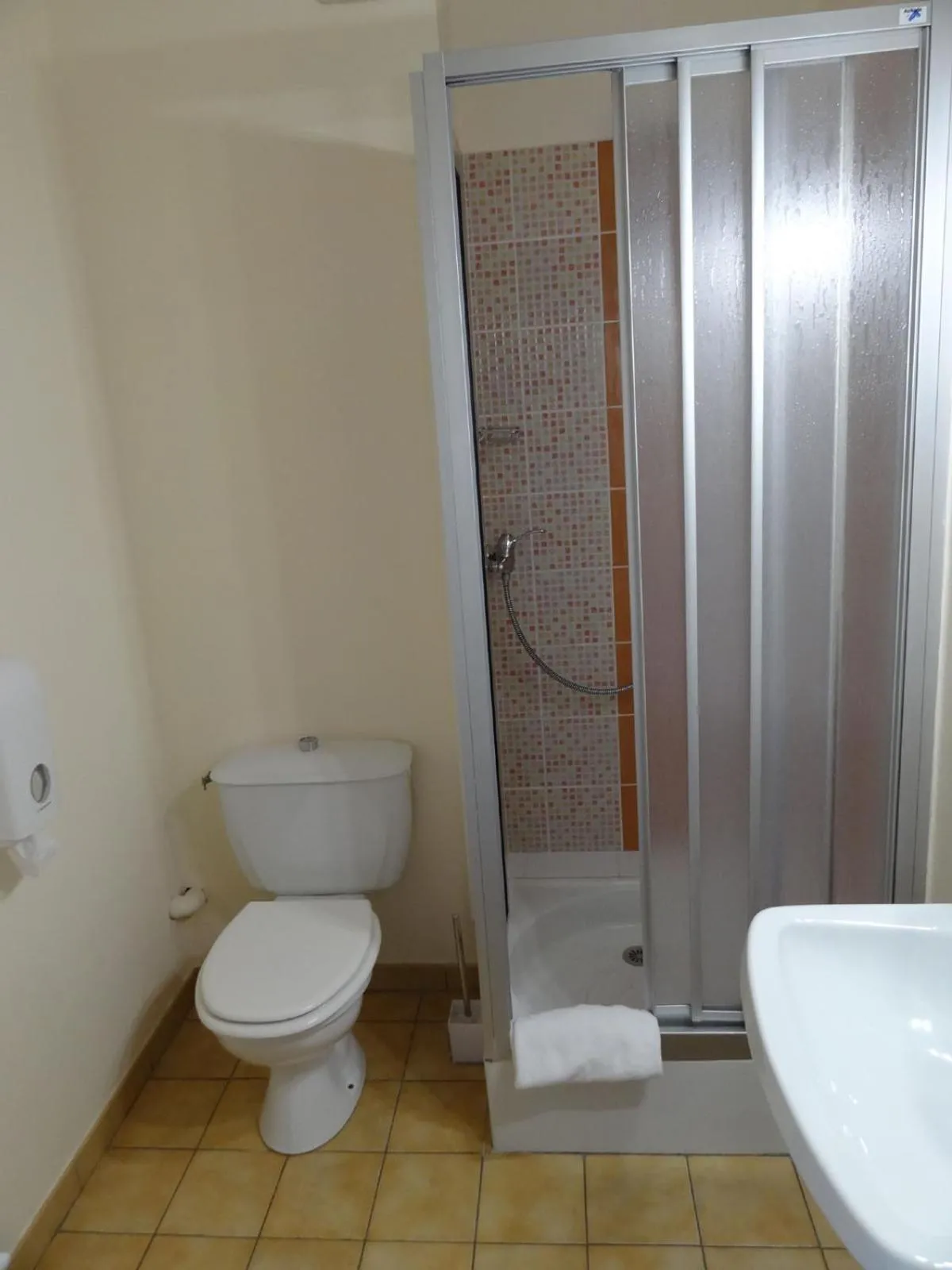 Bathroom in Hôtel des Vignes - Juliénas