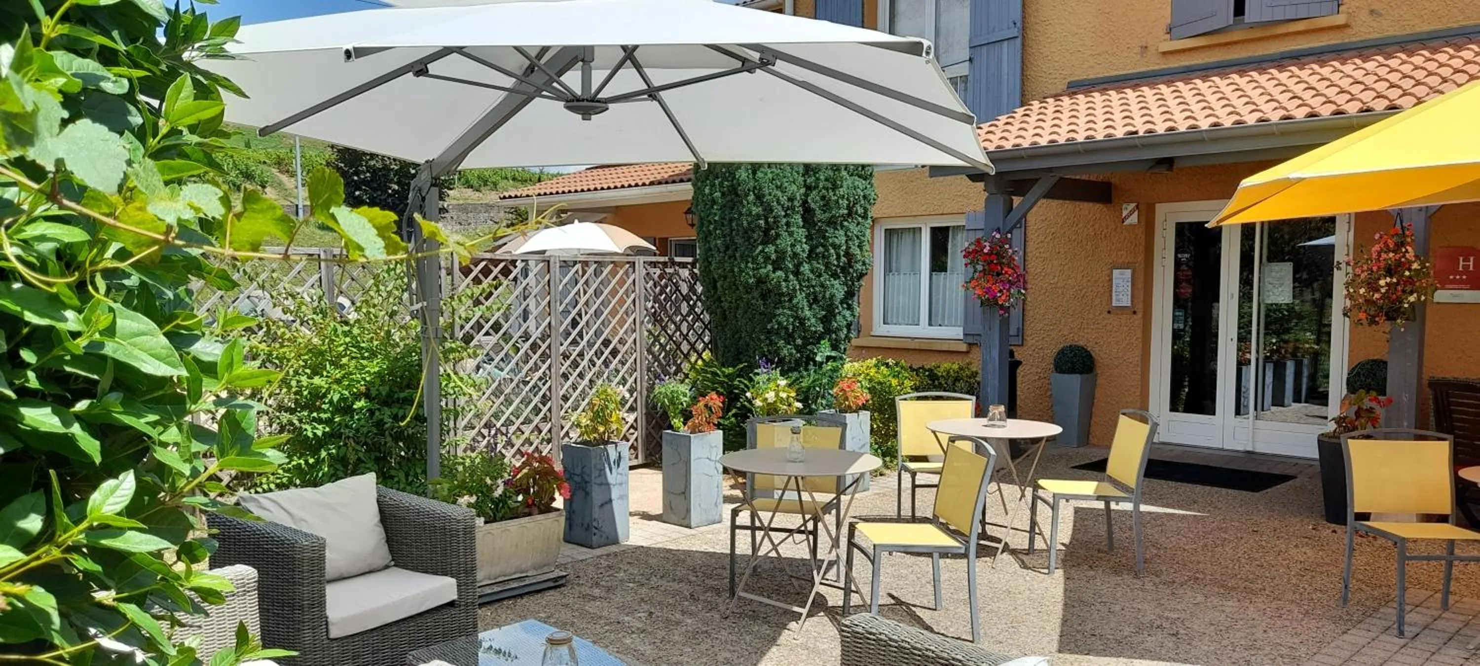 Patio in Hôtel des Vignes - Juliénas