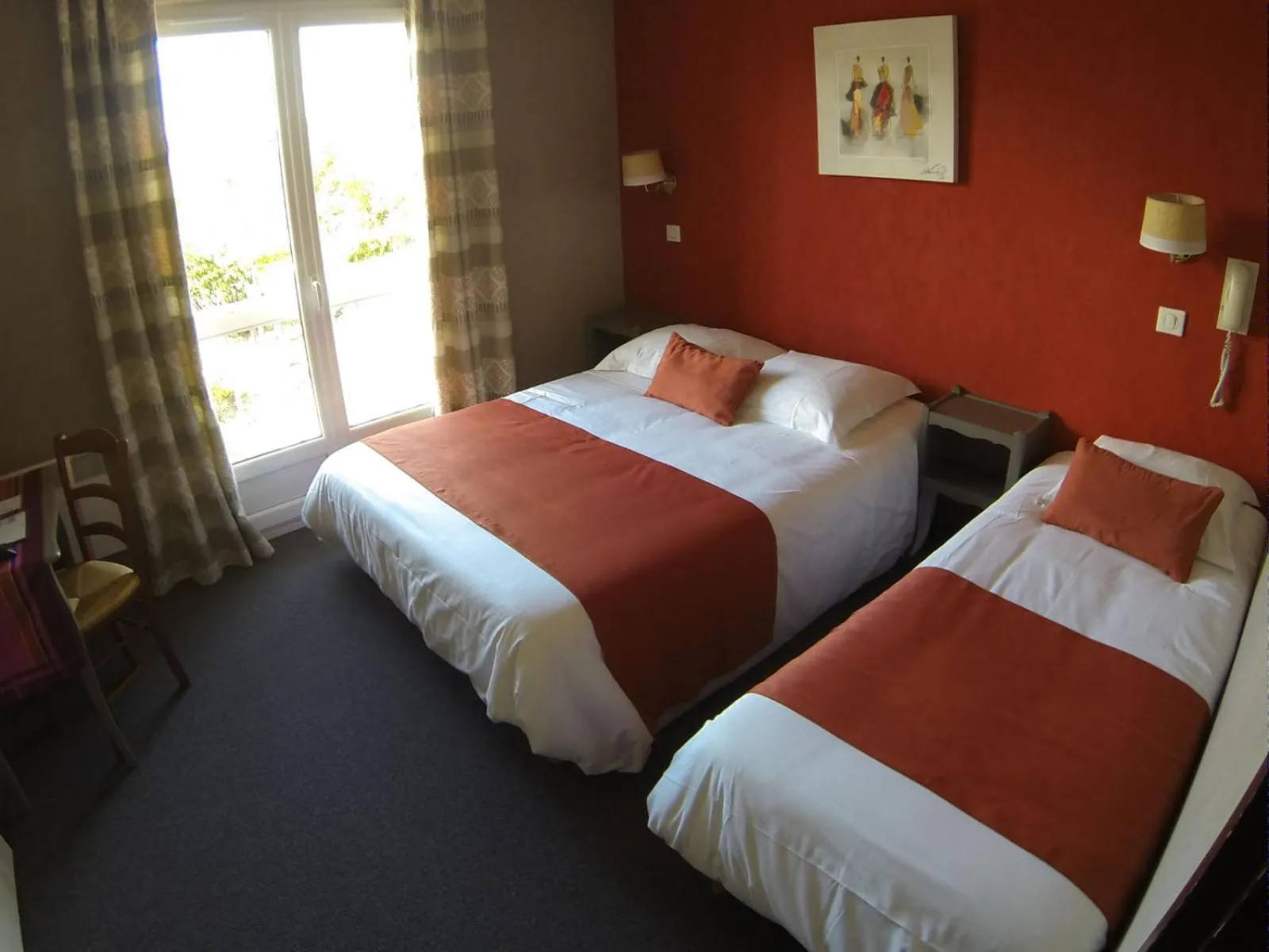 Photo of the whole room, Bed in Hôtel des Vignes - Juliénas