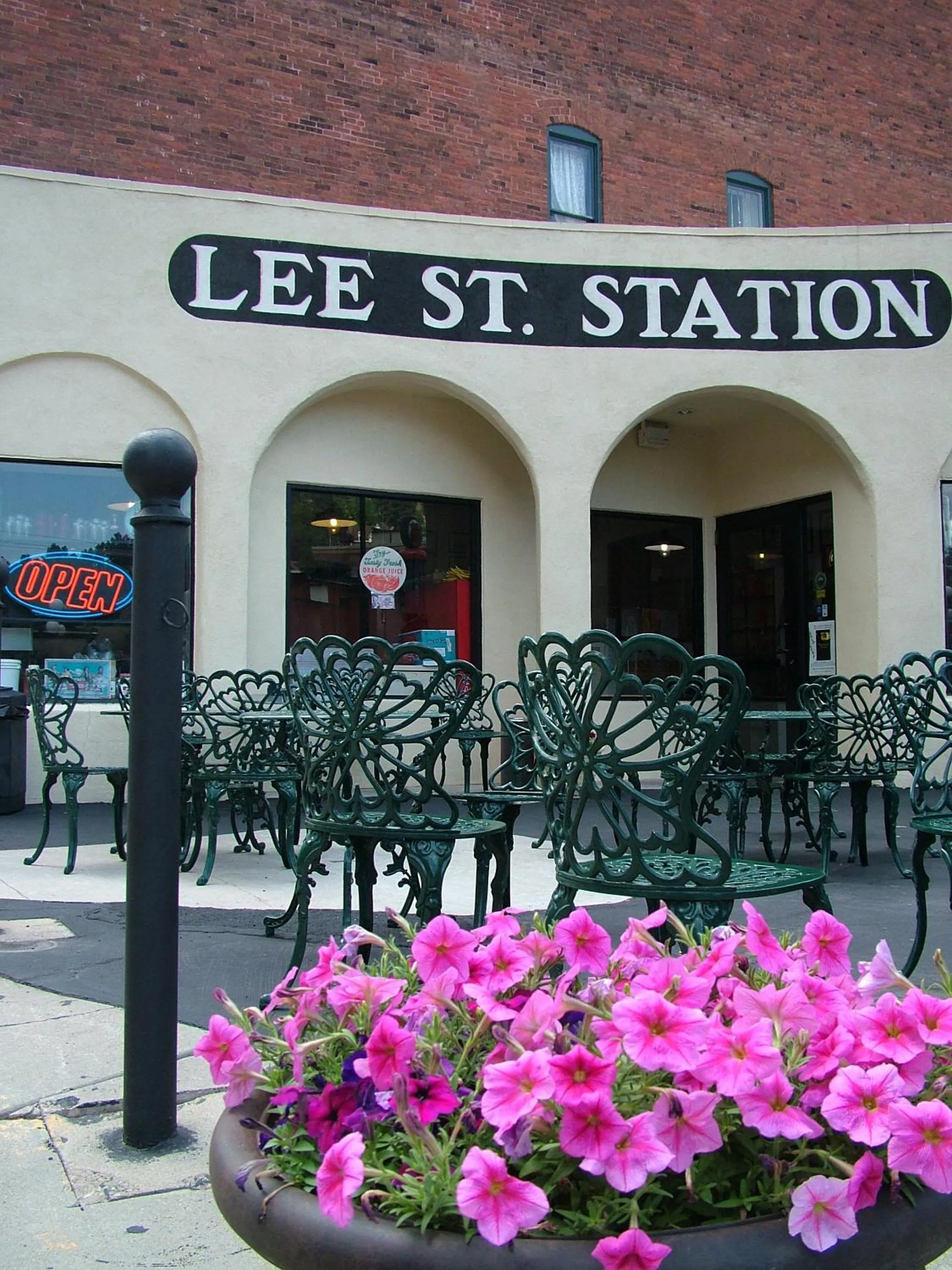 Restaurant/places to eat in Martin & Mason Hotel