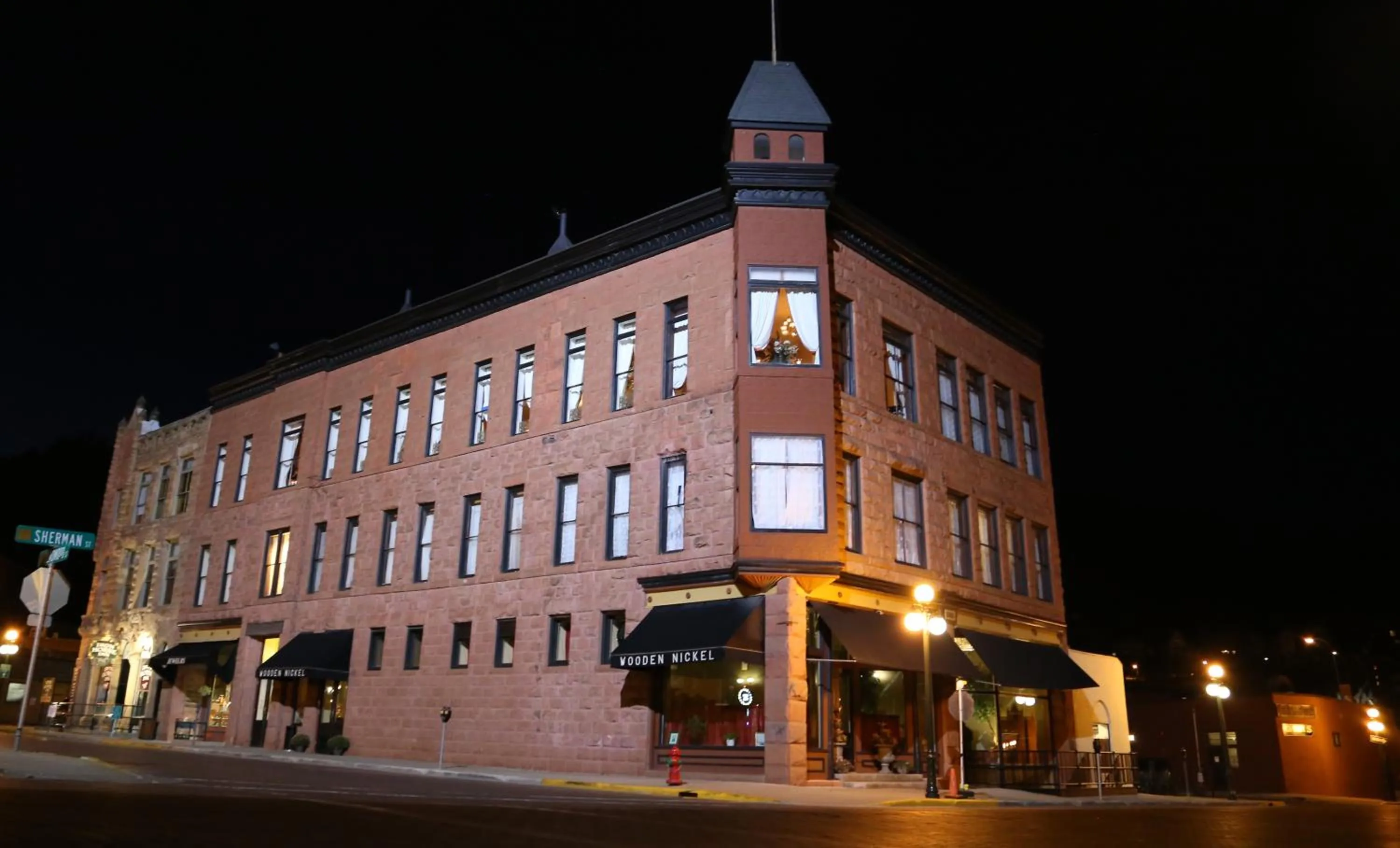 Facade/entrance in Martin & Mason Hotel