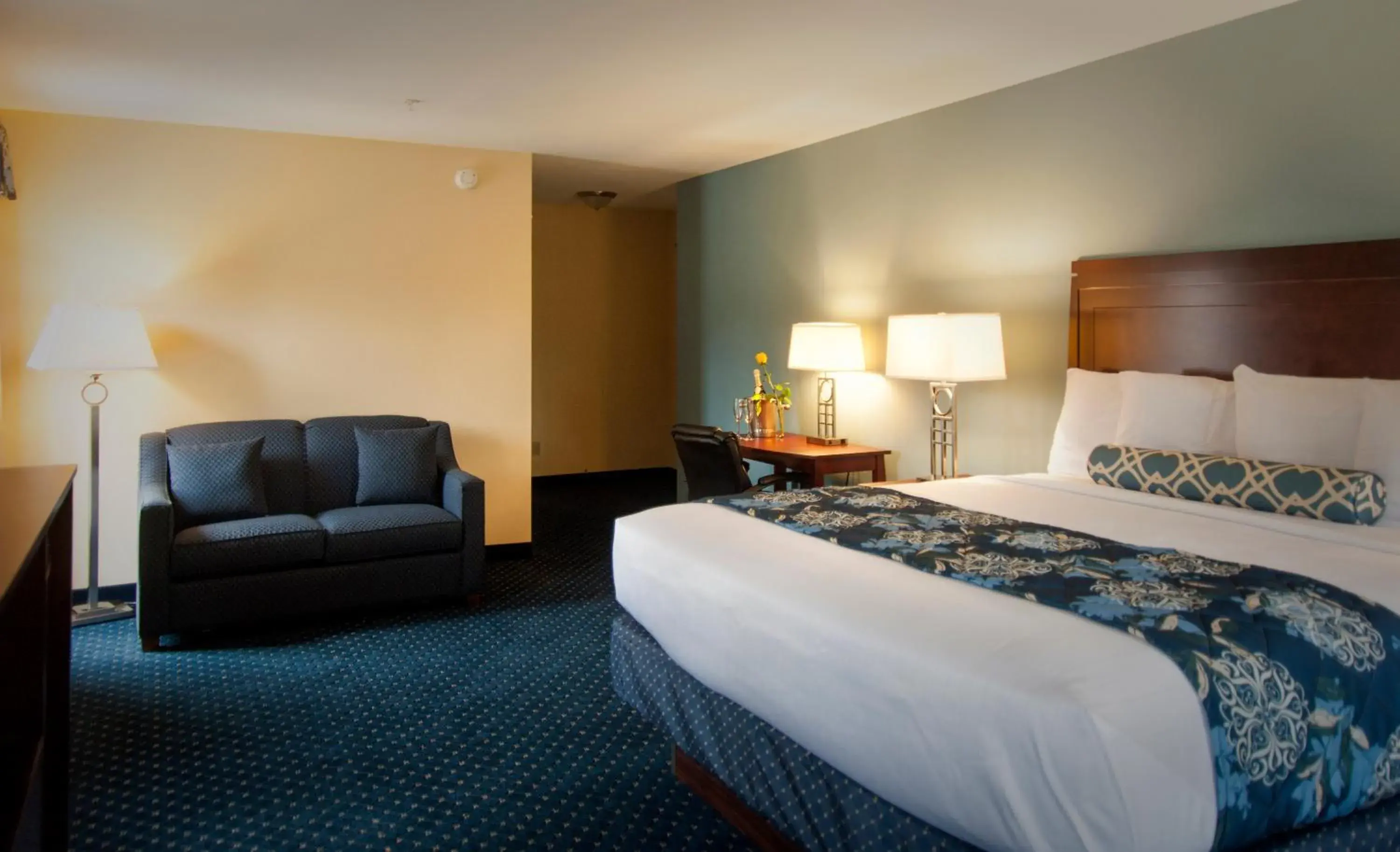 Hotel Deluxe King in Bar Harbor Manor Hotel Deluxe King in Bar Harbor Manor