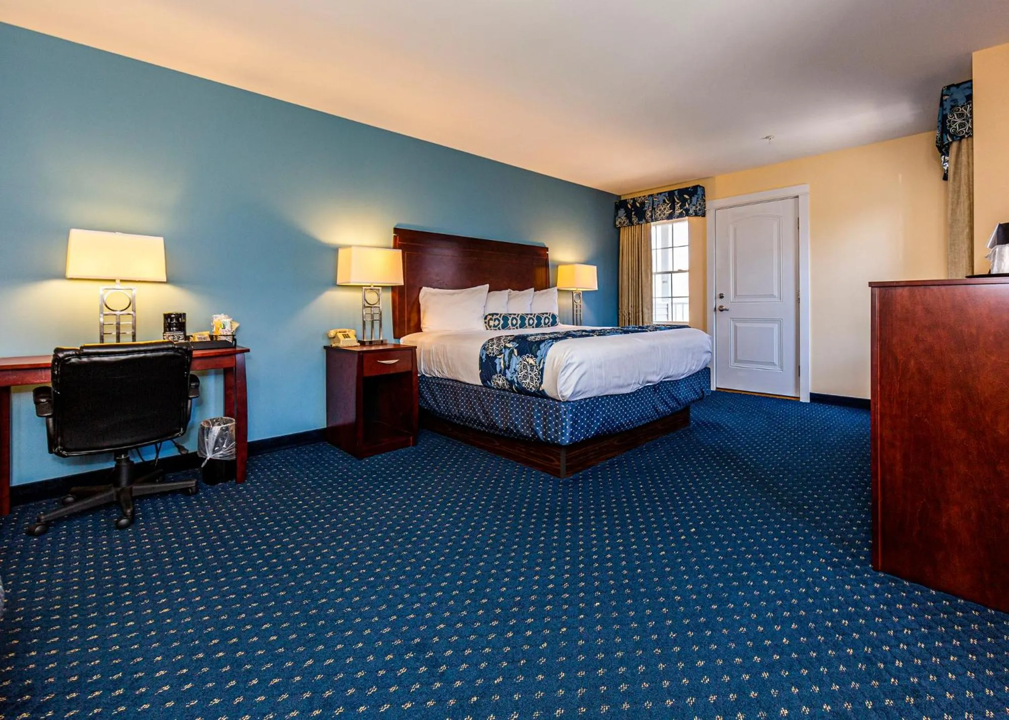 Photo of the whole room, Bed in Bar Harbor Manor