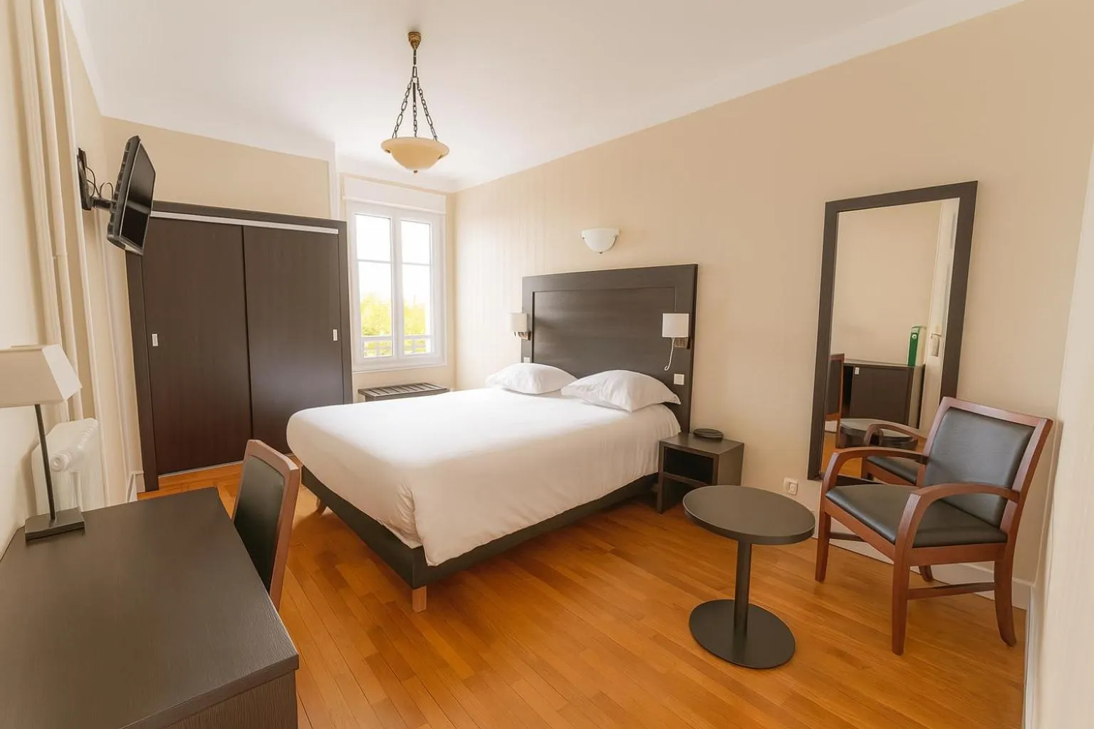 Photo of the whole room, Bed in Hotel De L'Europe