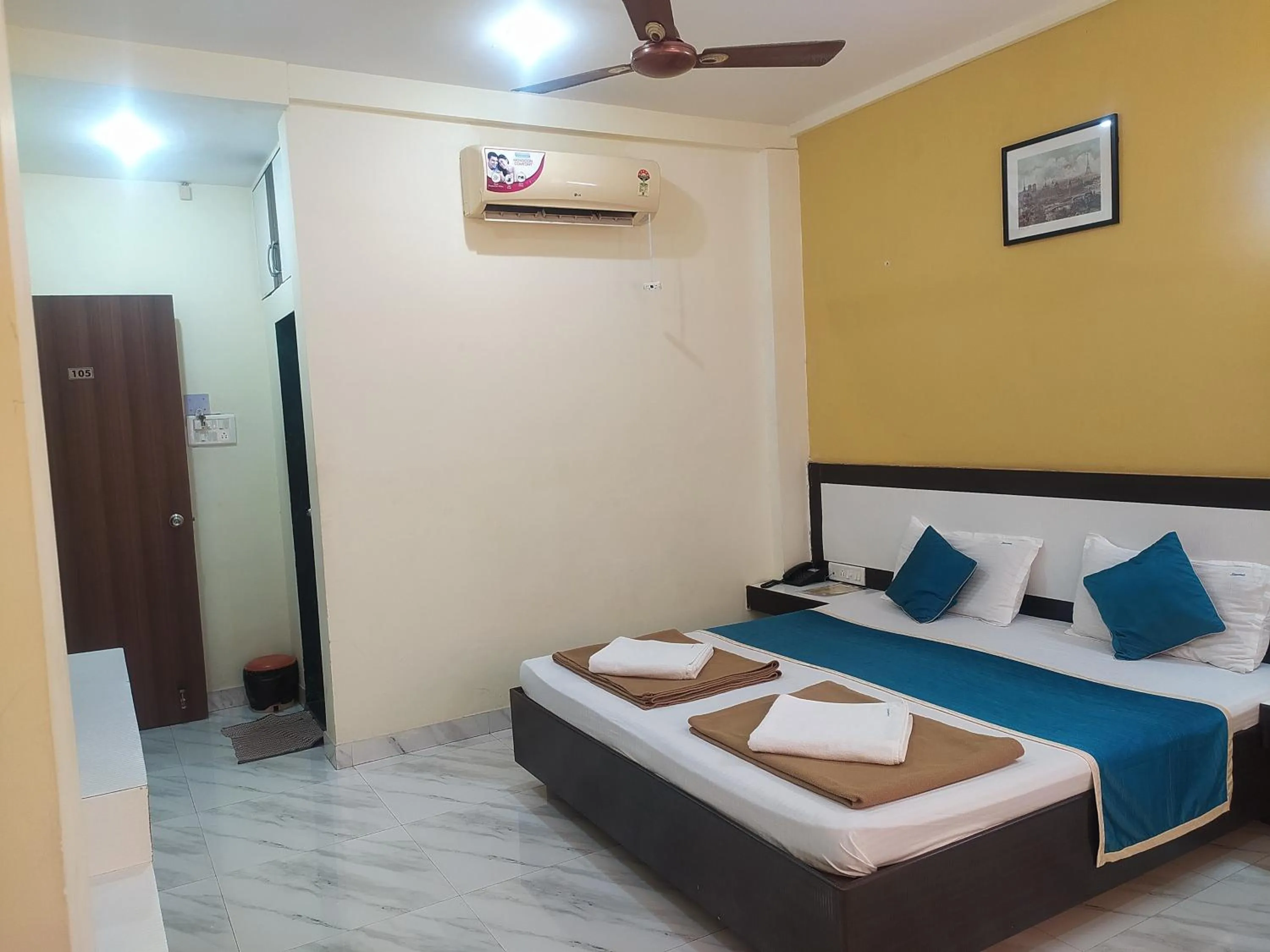 Bedroom, Bed in Sea Winds Hotel, Guhagar