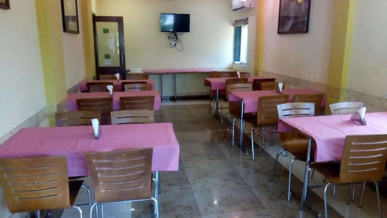 Restaurant/places to eat in Sea Winds Hotel, Guhagar