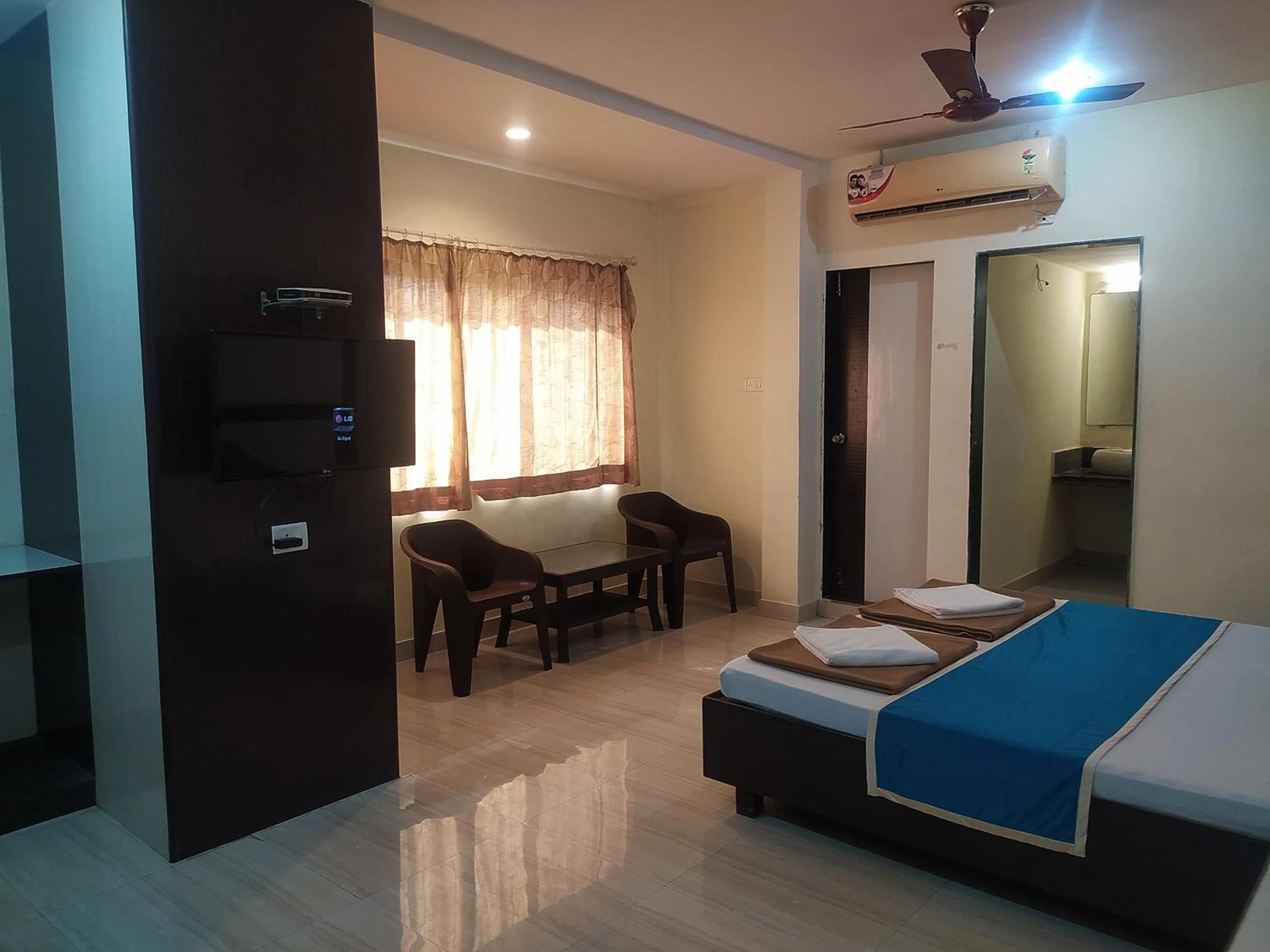 Bed in Sea Winds Hotel, Guhagar