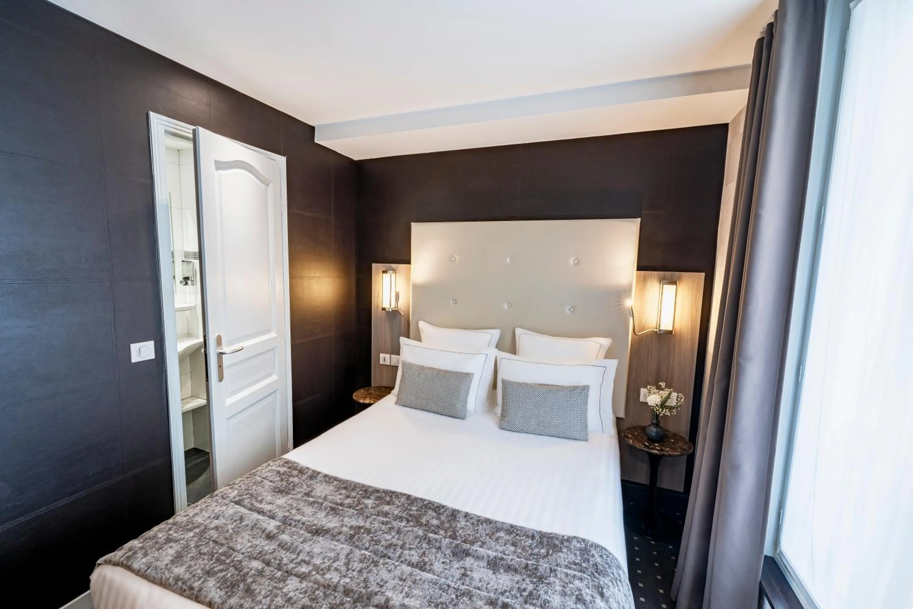 Bed in Hotel de la Paix Tour Eiffel