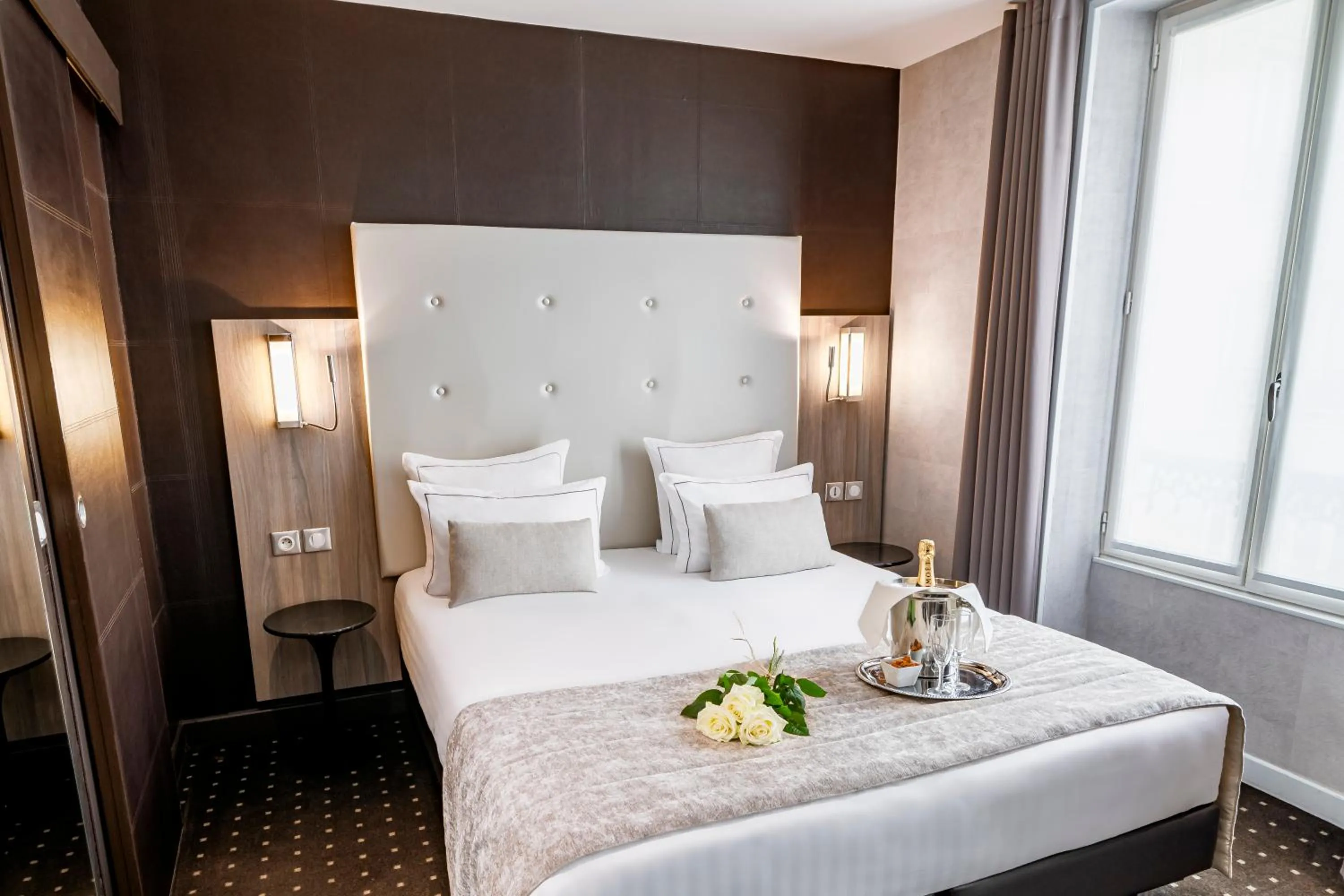 Bed in Hotel de la Paix Tour Eiffel