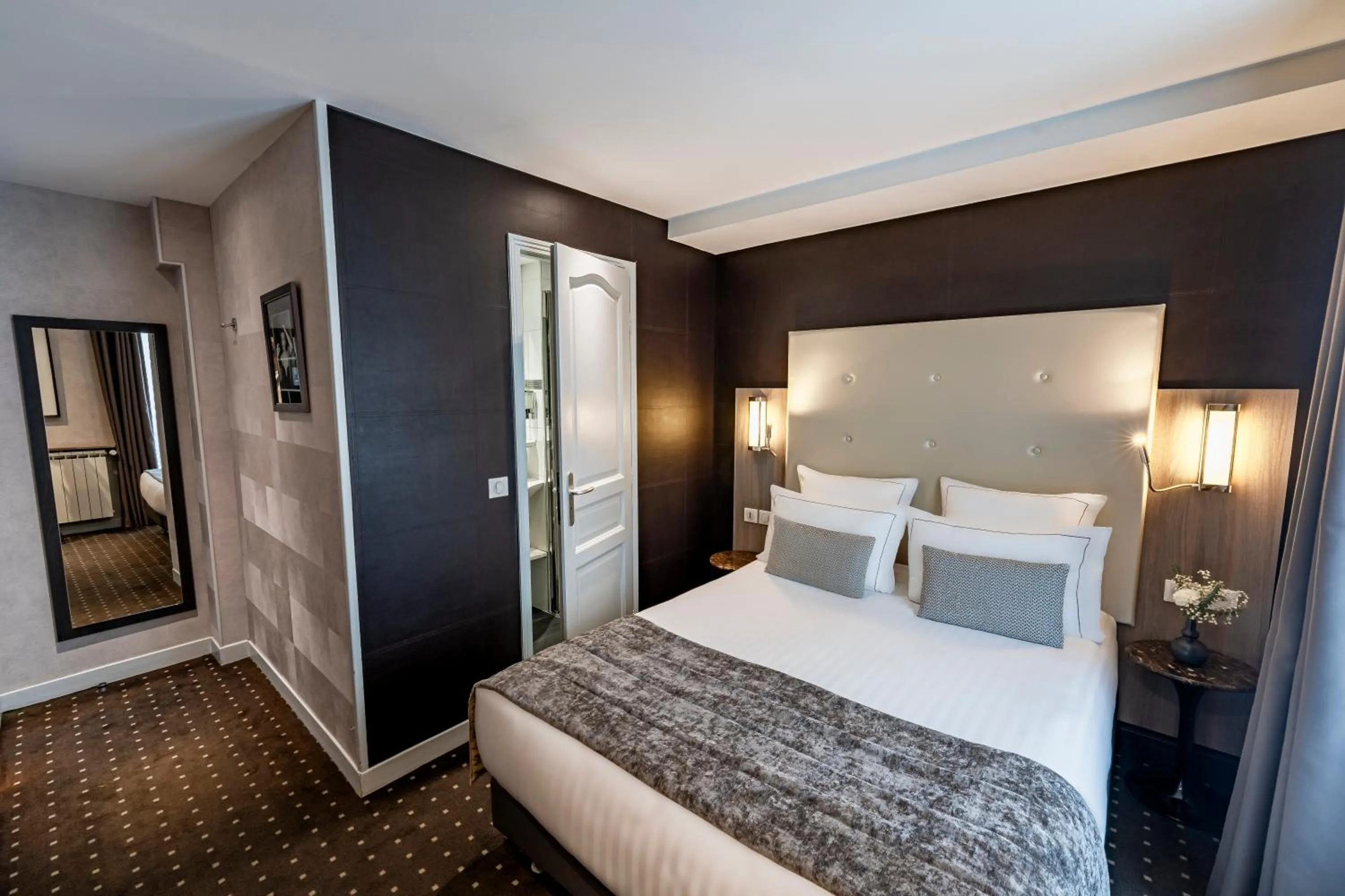 Bed in Hotel de la Paix Tour Eiffel