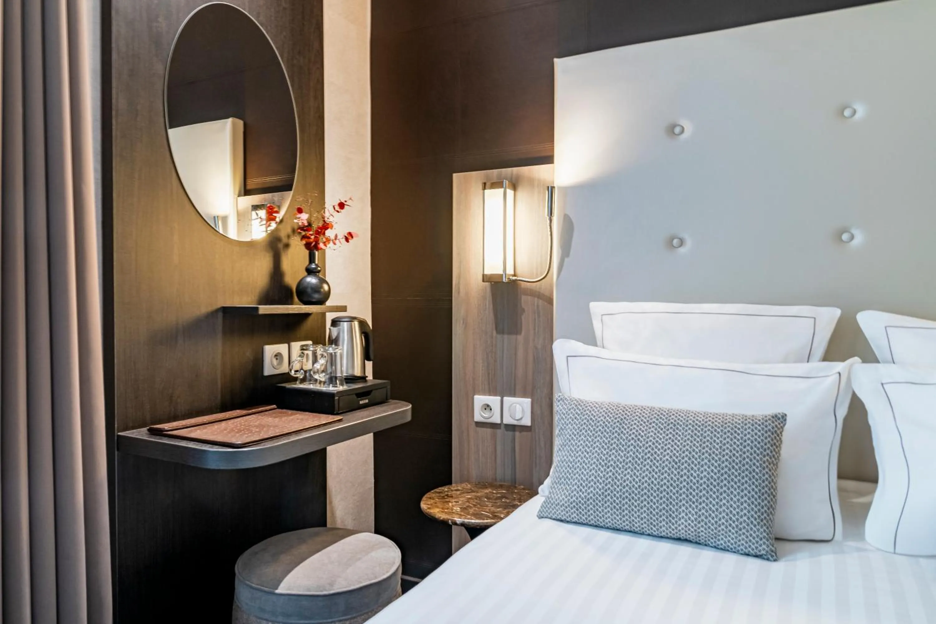 Bed in Hotel de la Paix Tour Eiffel