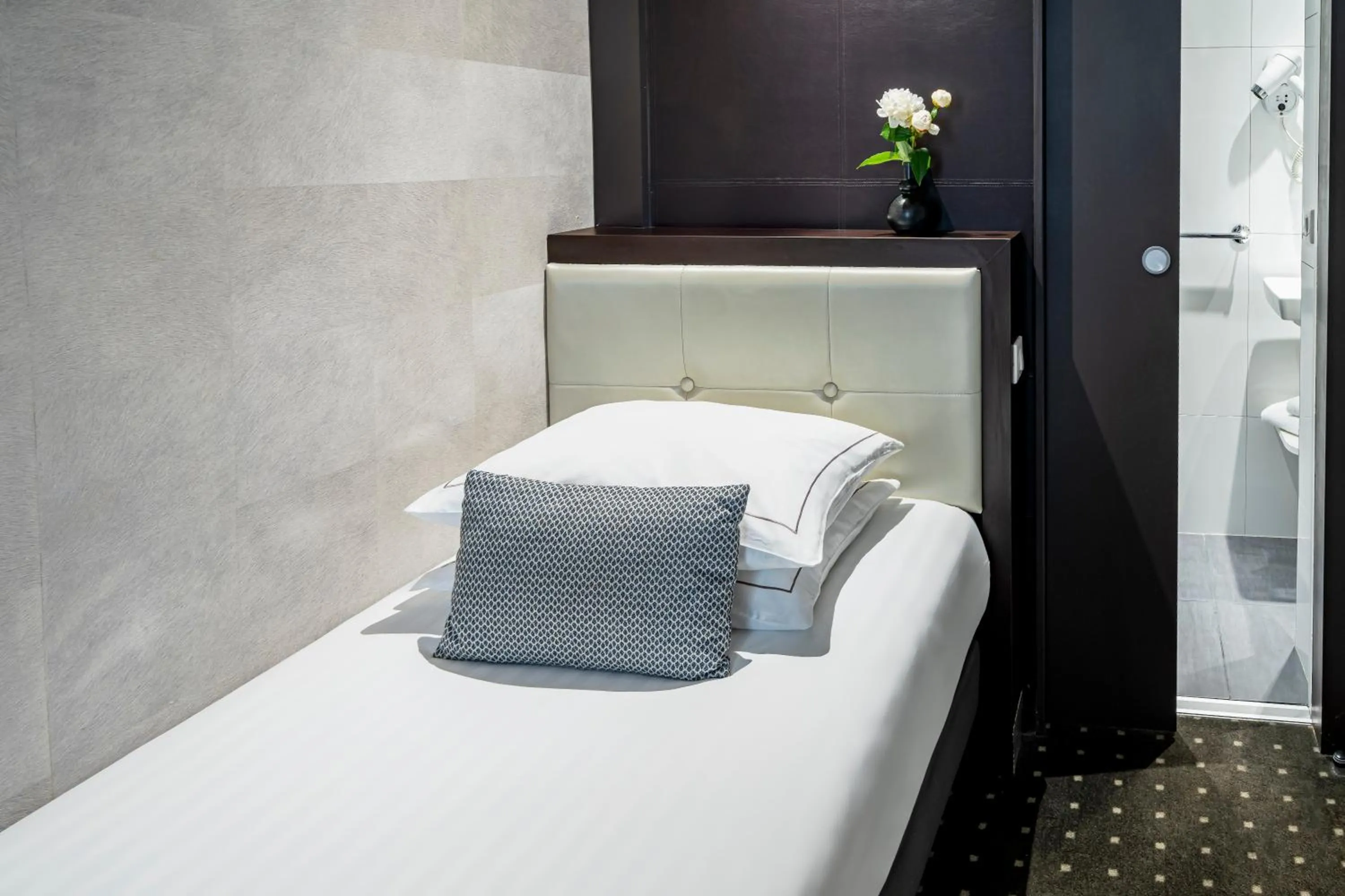 Bed in Hotel de la Paix Tour Eiffel