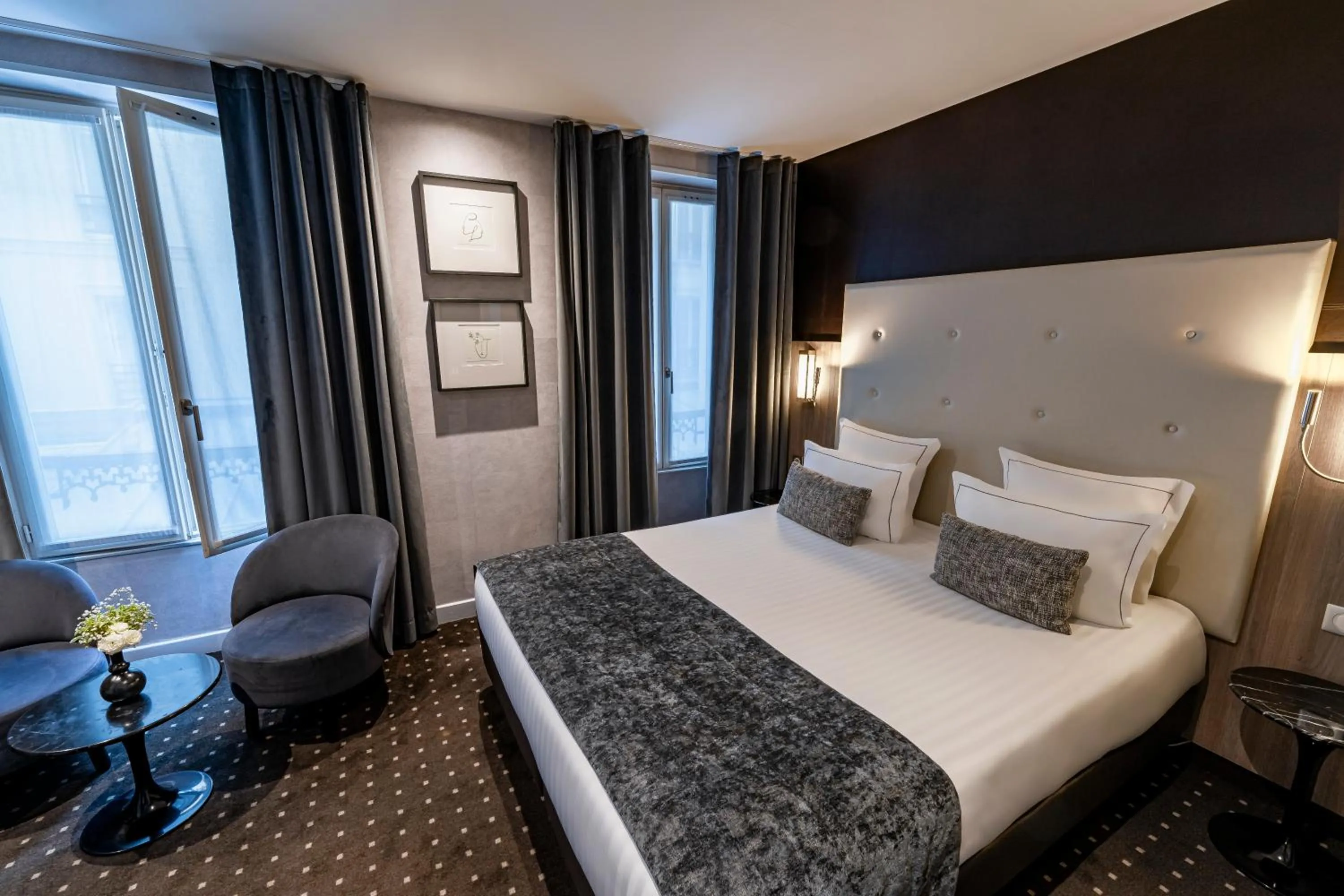 Bed in Hotel de la Paix Tour Eiffel