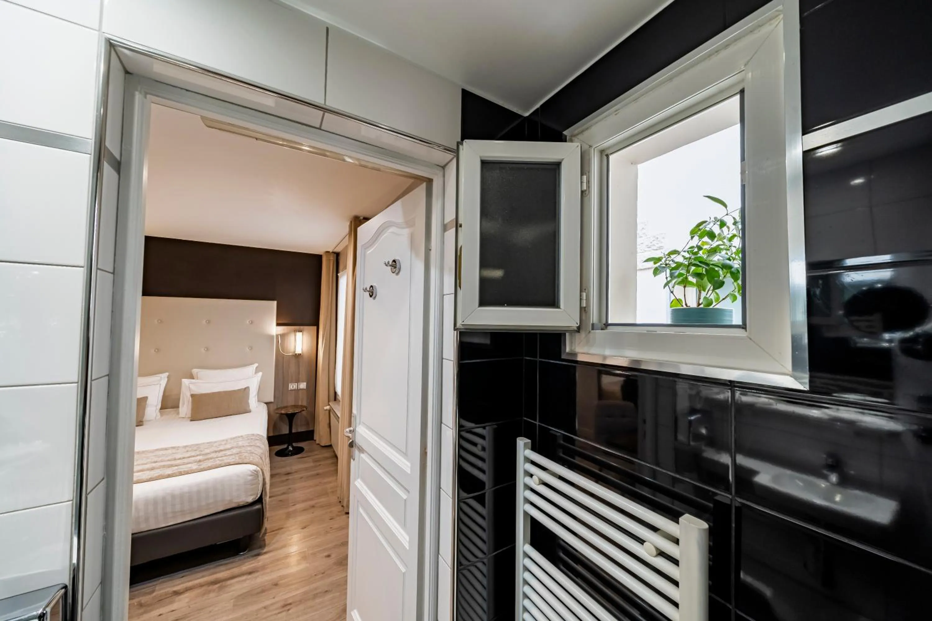 Bed in Hotel de la Paix Tour Eiffel