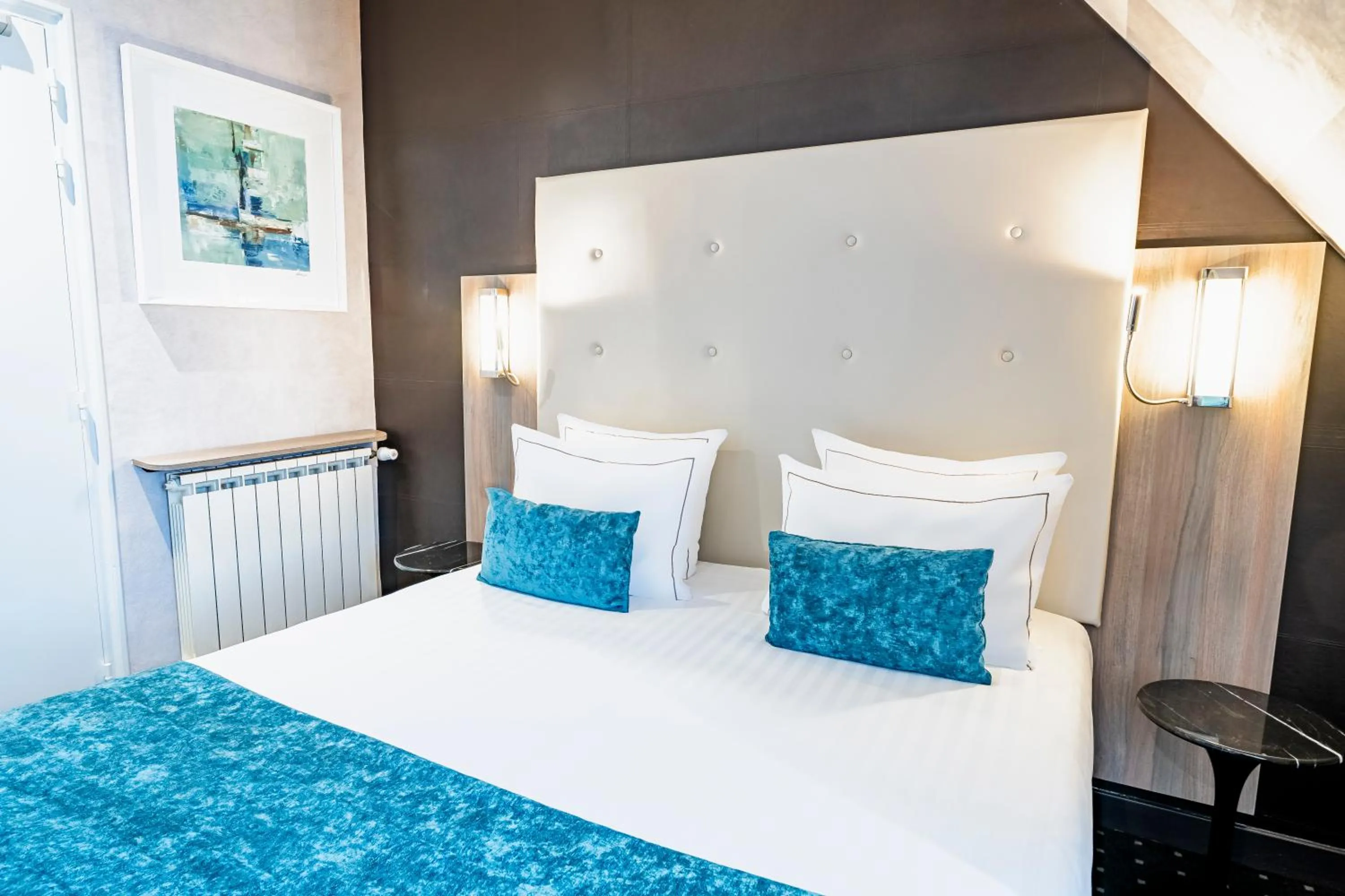 Bed in Hotel de la Paix Tour Eiffel