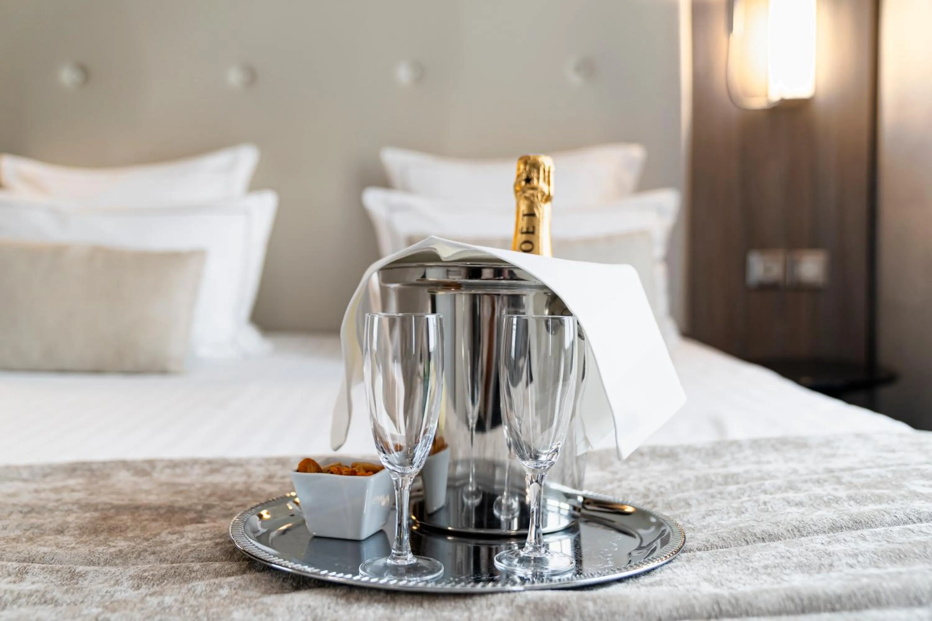 Bed in Hotel de la Paix Tour Eiffel