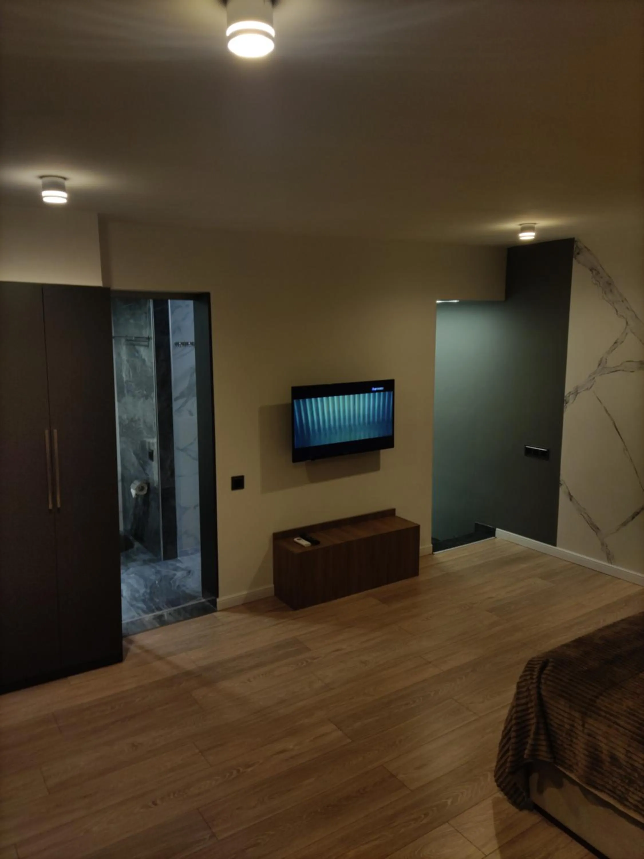 TV and multimedia, Bed in Garden Lounge Hotel