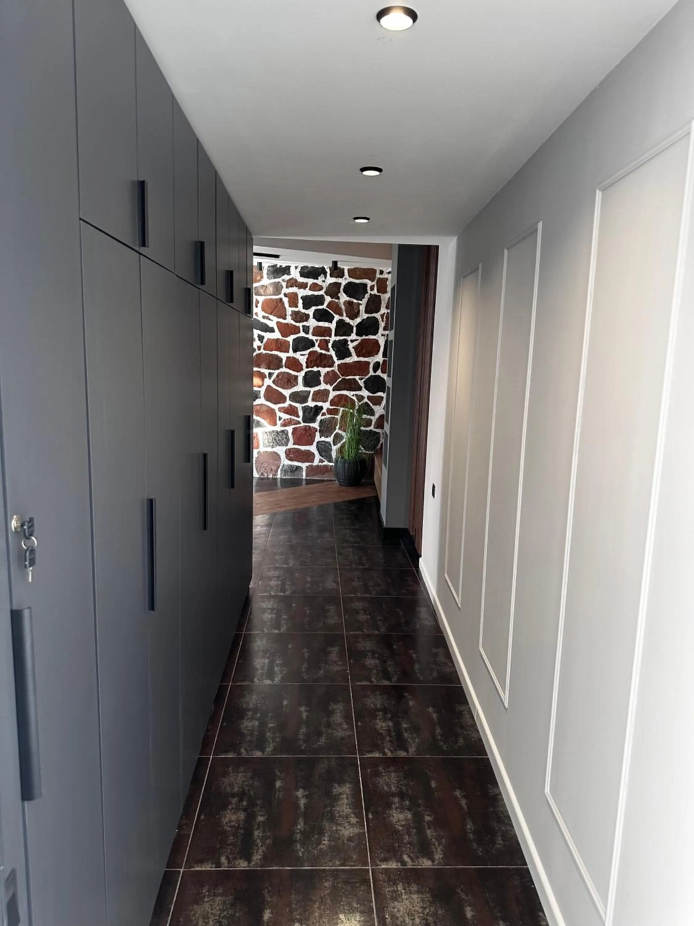 wardrobe in Garden Lounge Hotel