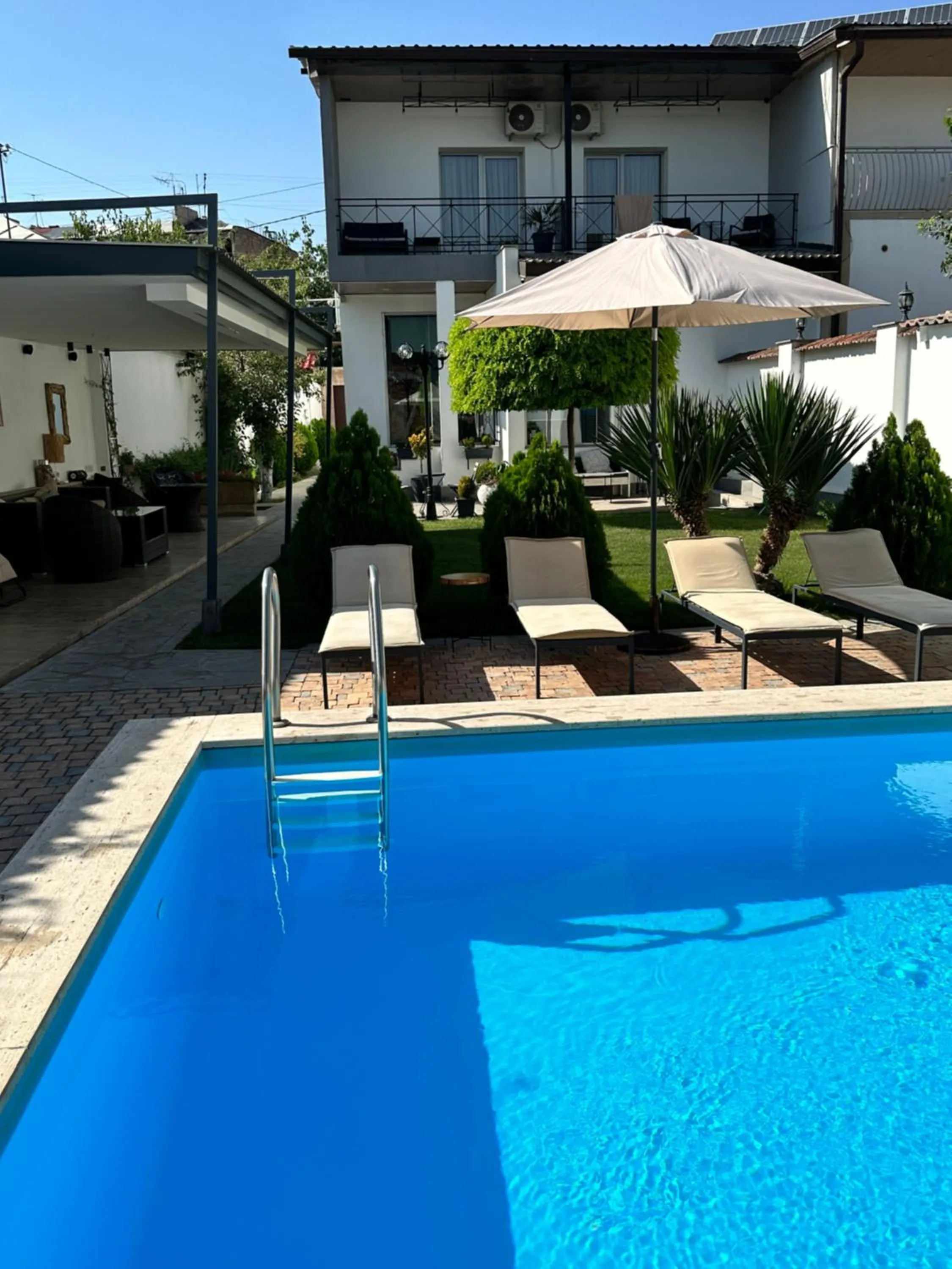 Swimming pool in Garden Lounge Hotel