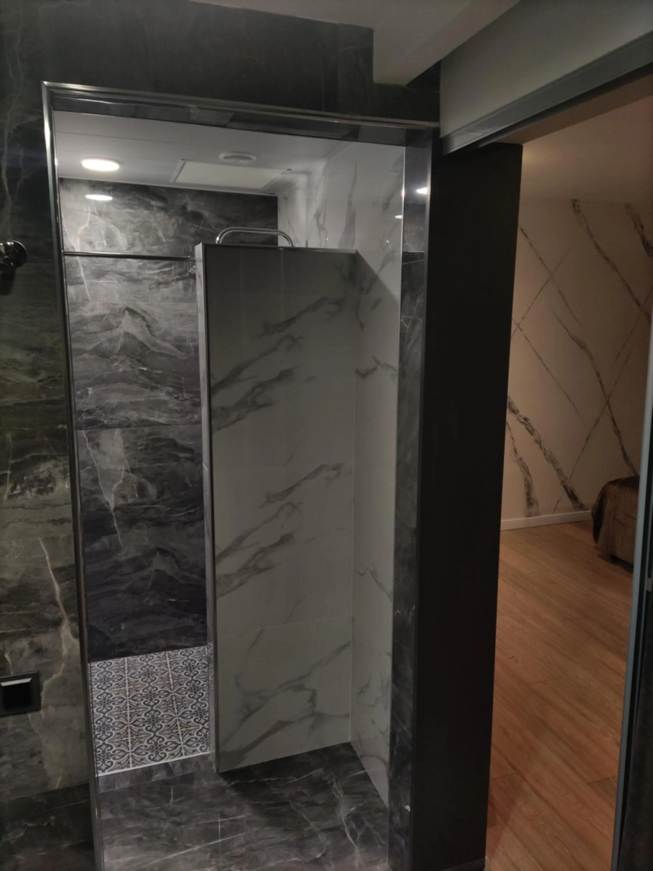 Shower in Garden Lounge Hotel