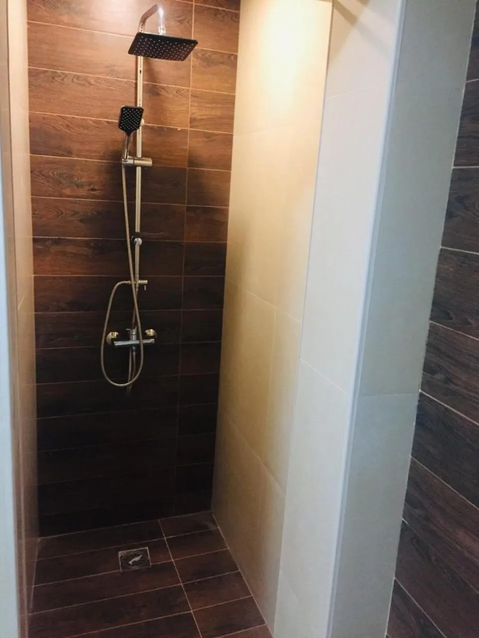 Shower in Garden Lounge Hotel