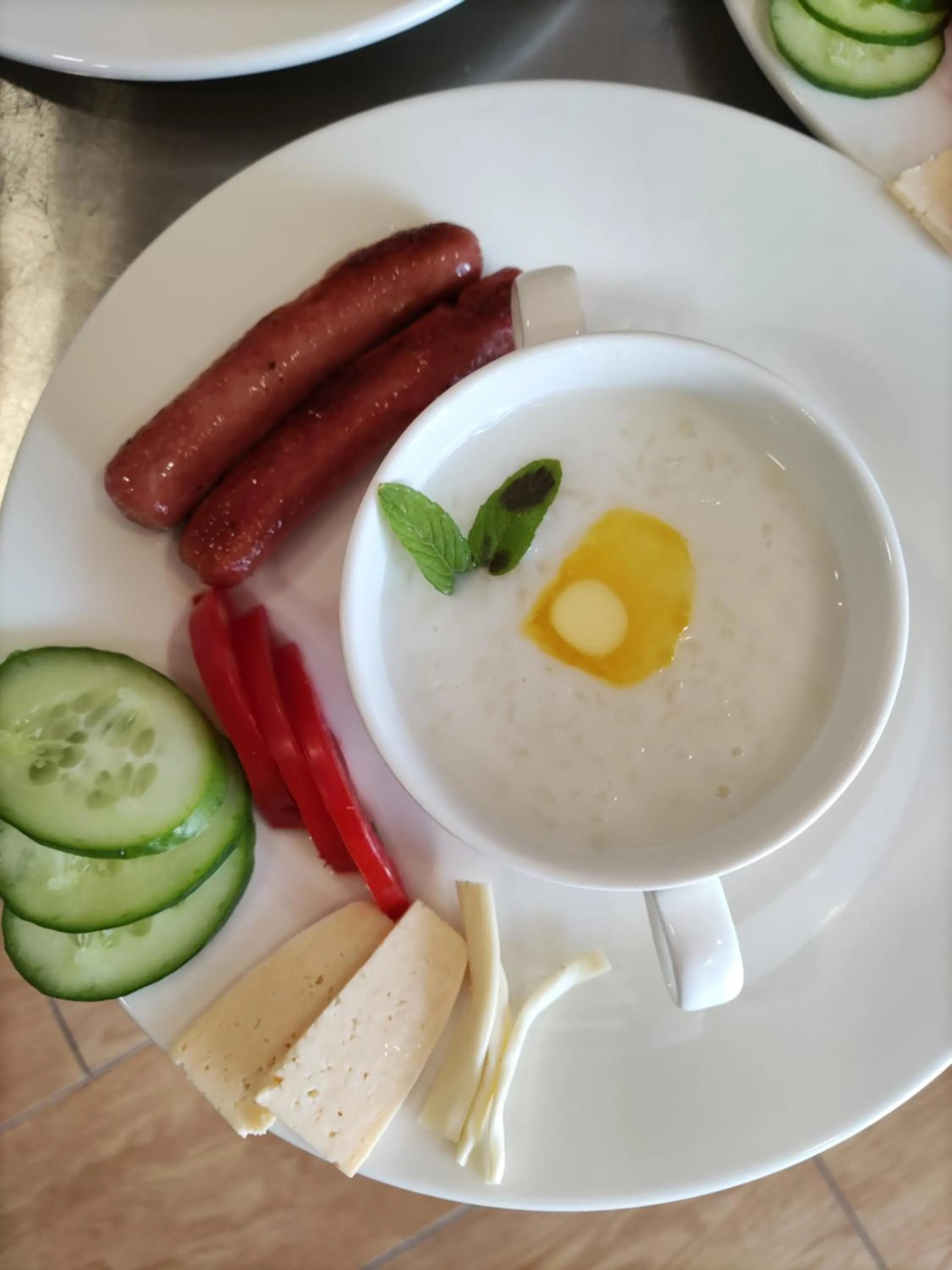 Food and drinks in Garden Lounge Hotel