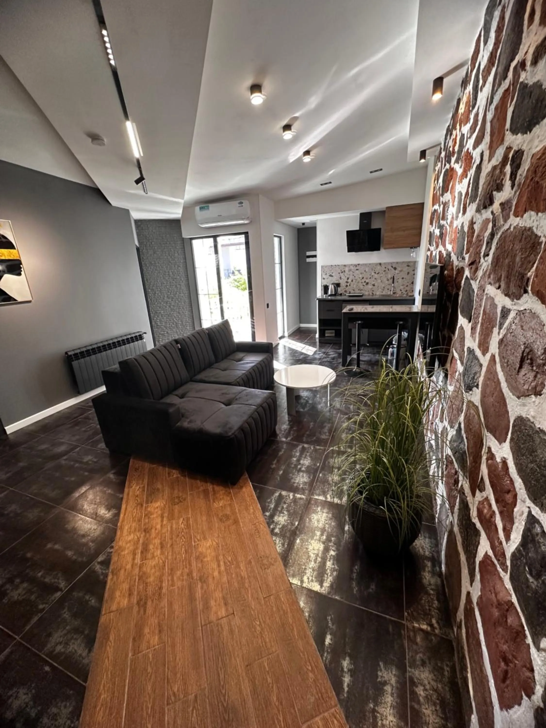 TV and multimedia in Garden Lounge Hotel