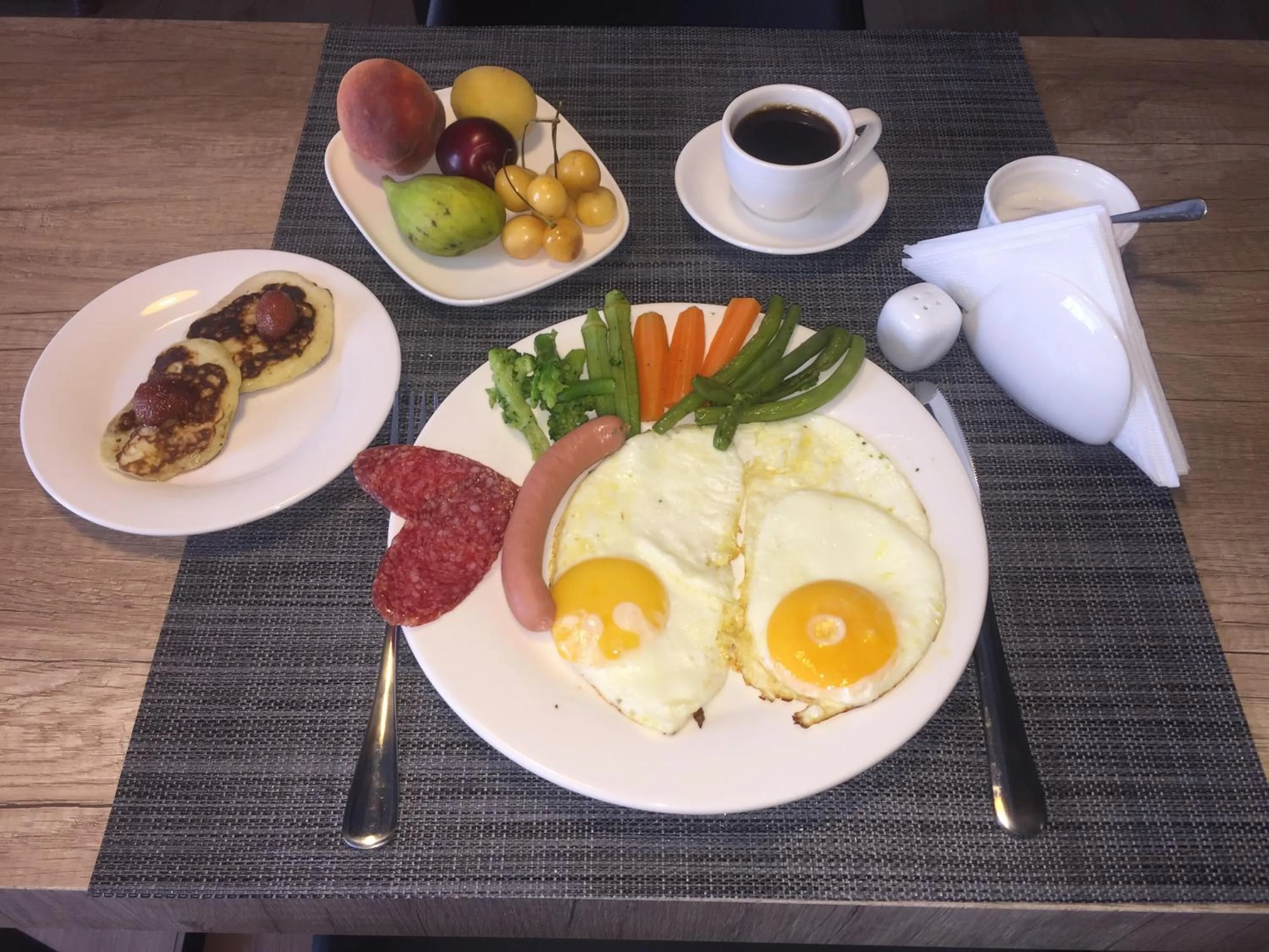 Food and drinks in Garden Lounge Hotel