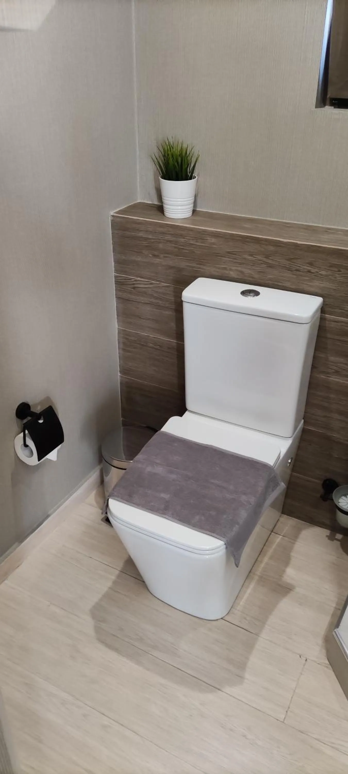 Toilet in Garden Lounge Hotel