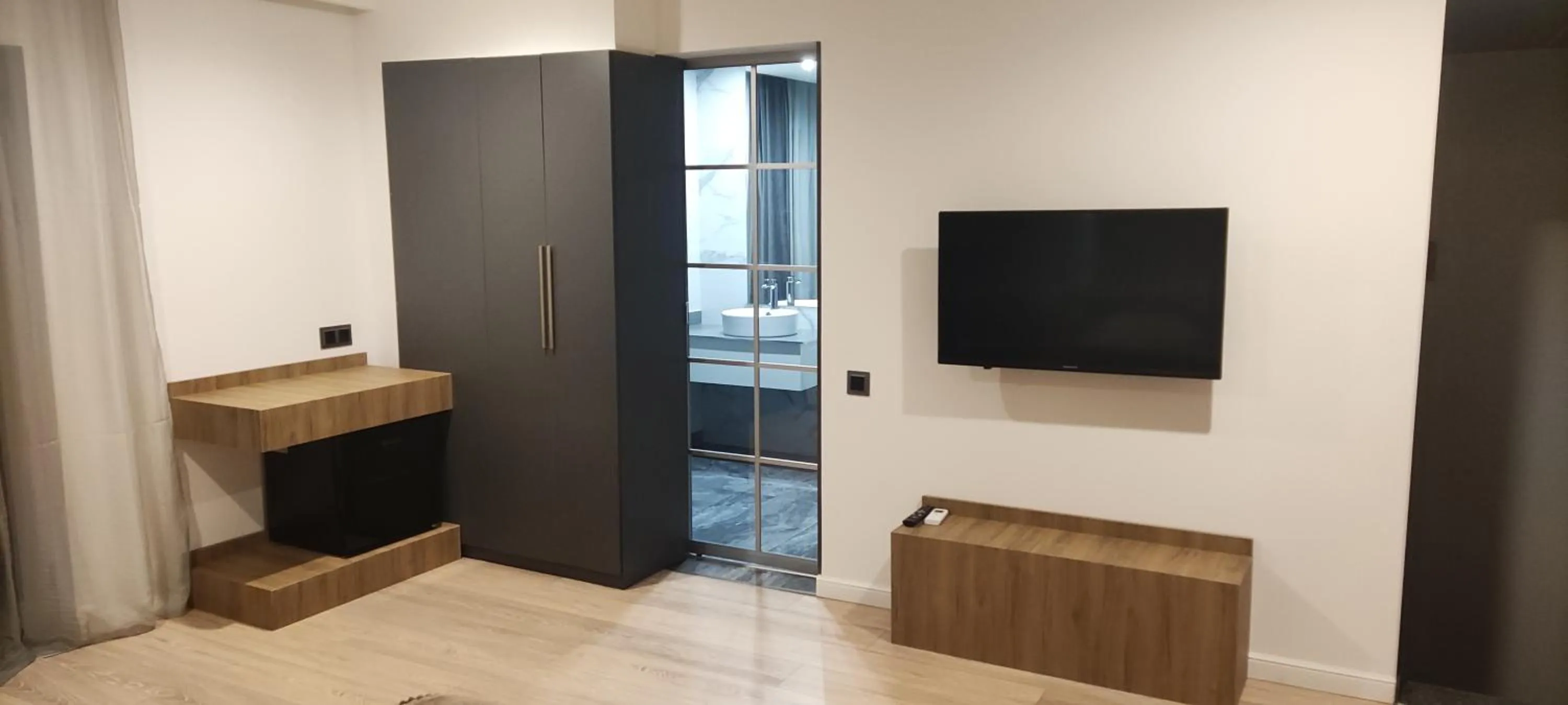 TV and multimedia in Garden Lounge Hotel