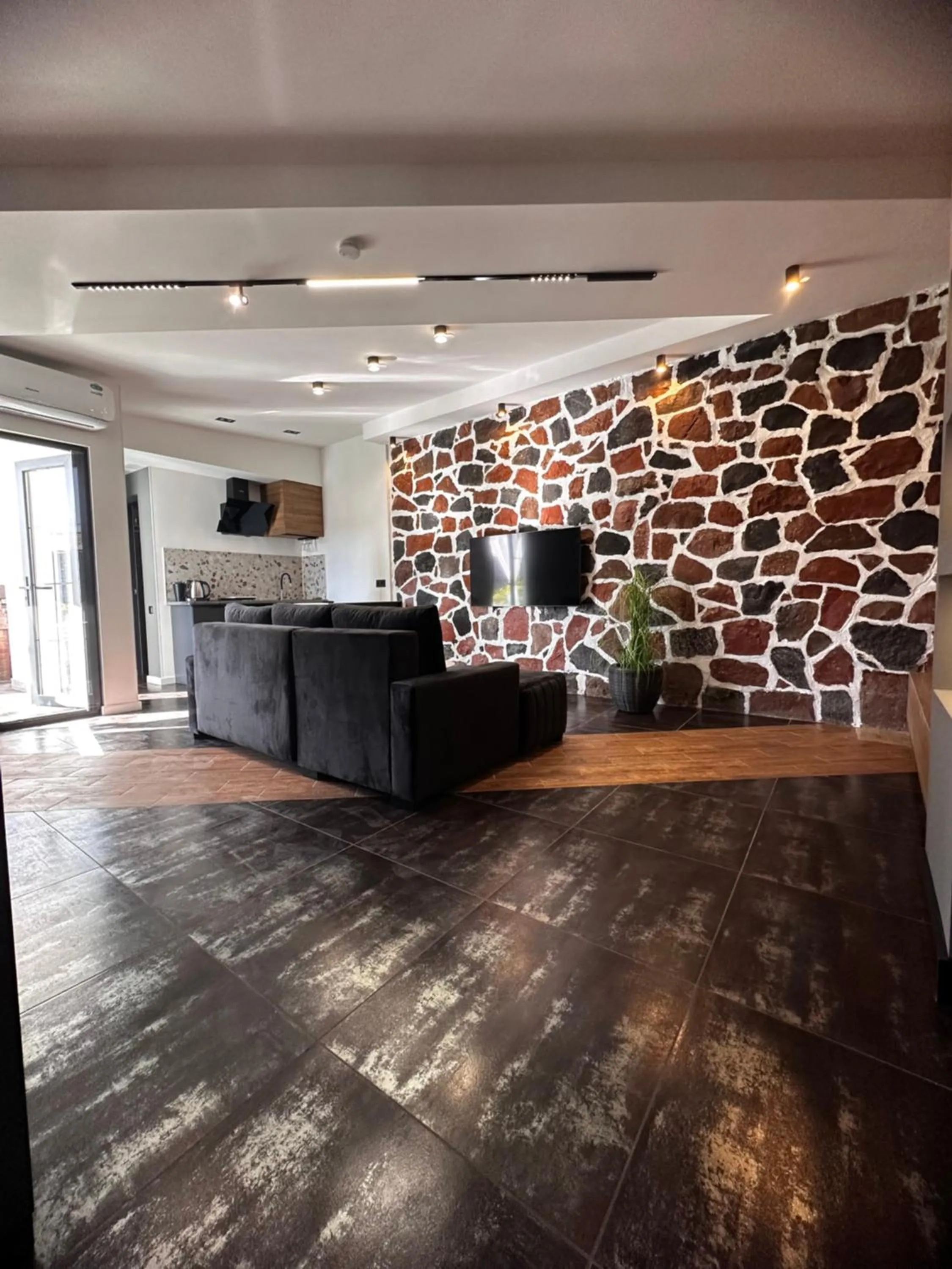 TV and multimedia in Garden Lounge Hotel