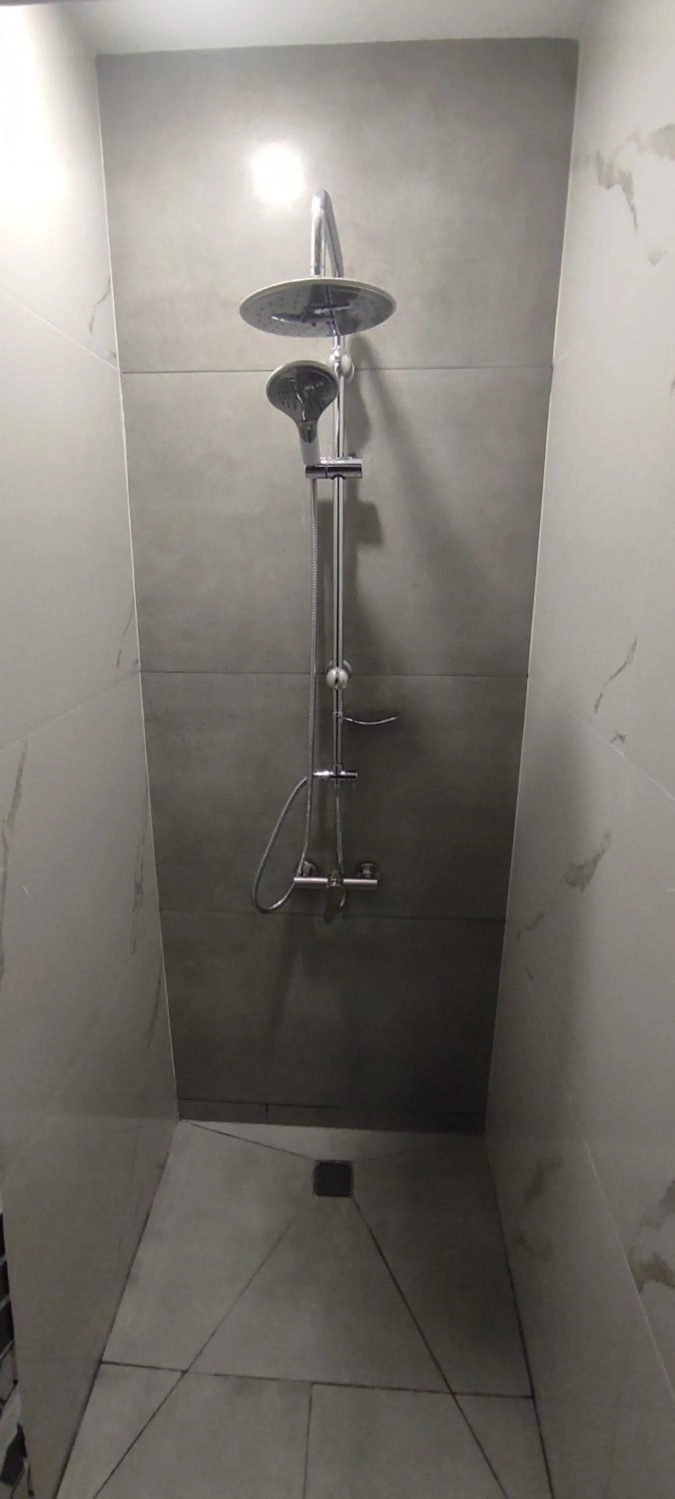 Shower in Garden Lounge Hotel