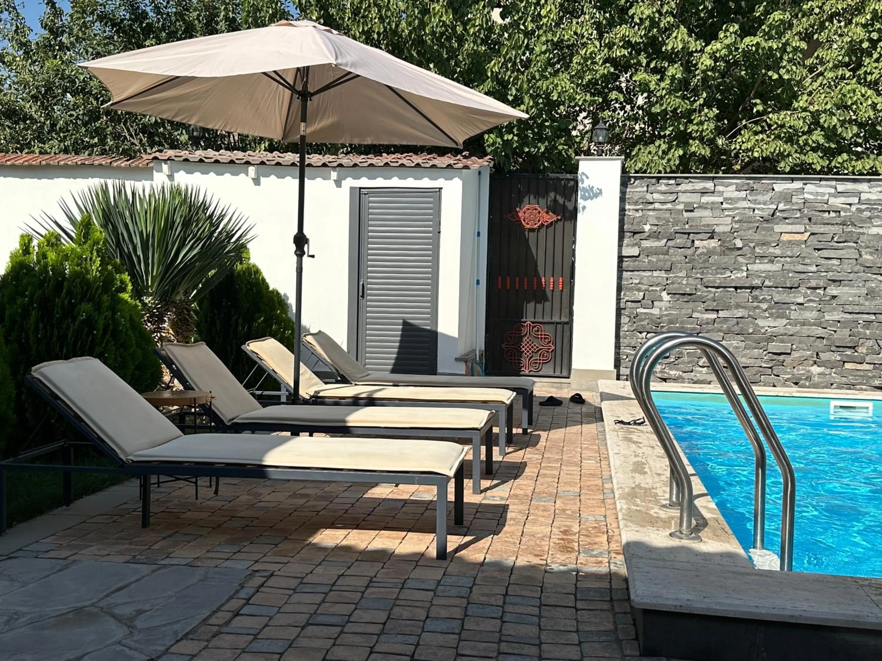 Swimming pool in Garden Lounge Hotel
