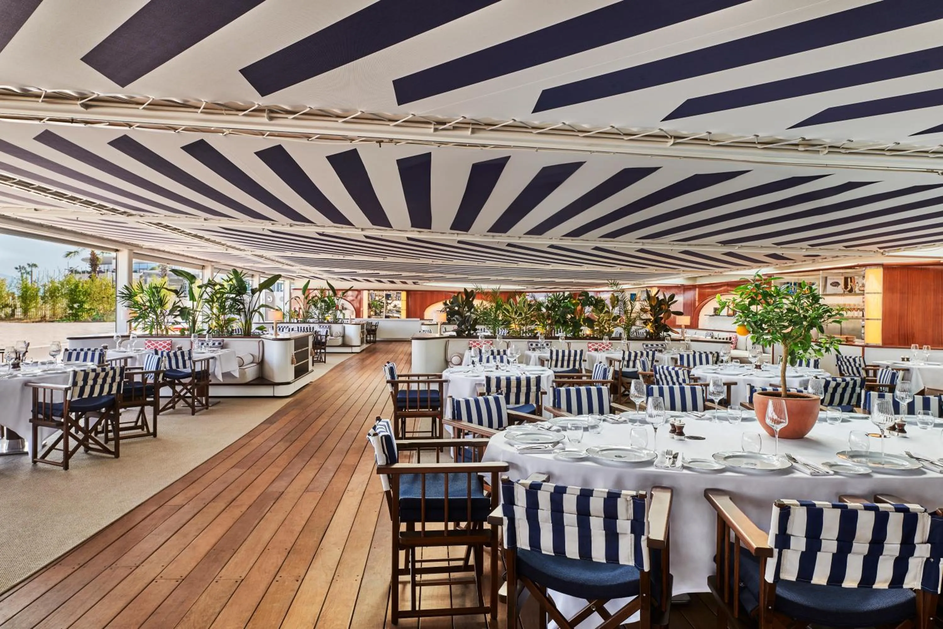 Beach in Hôtel Barrière Le Majestic Cannes