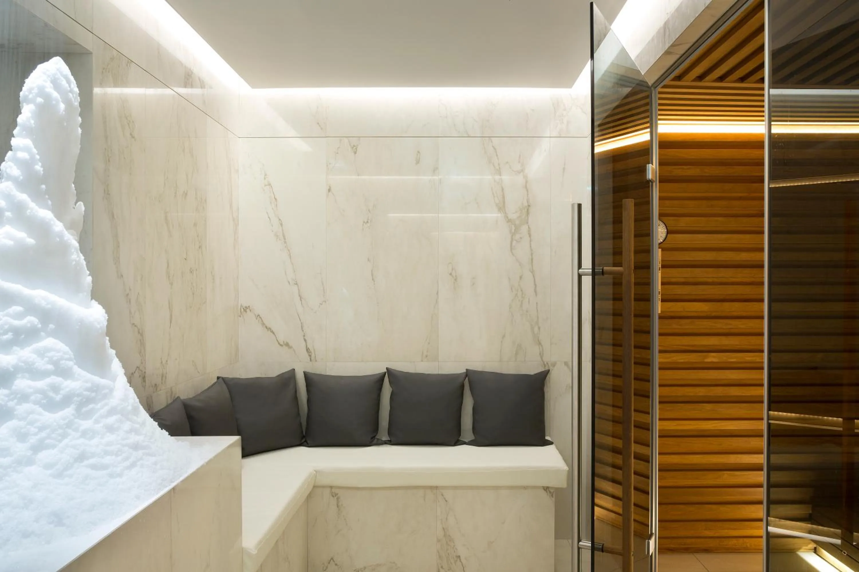 Sauna in Hôtel Barrière Le Majestic Cannes