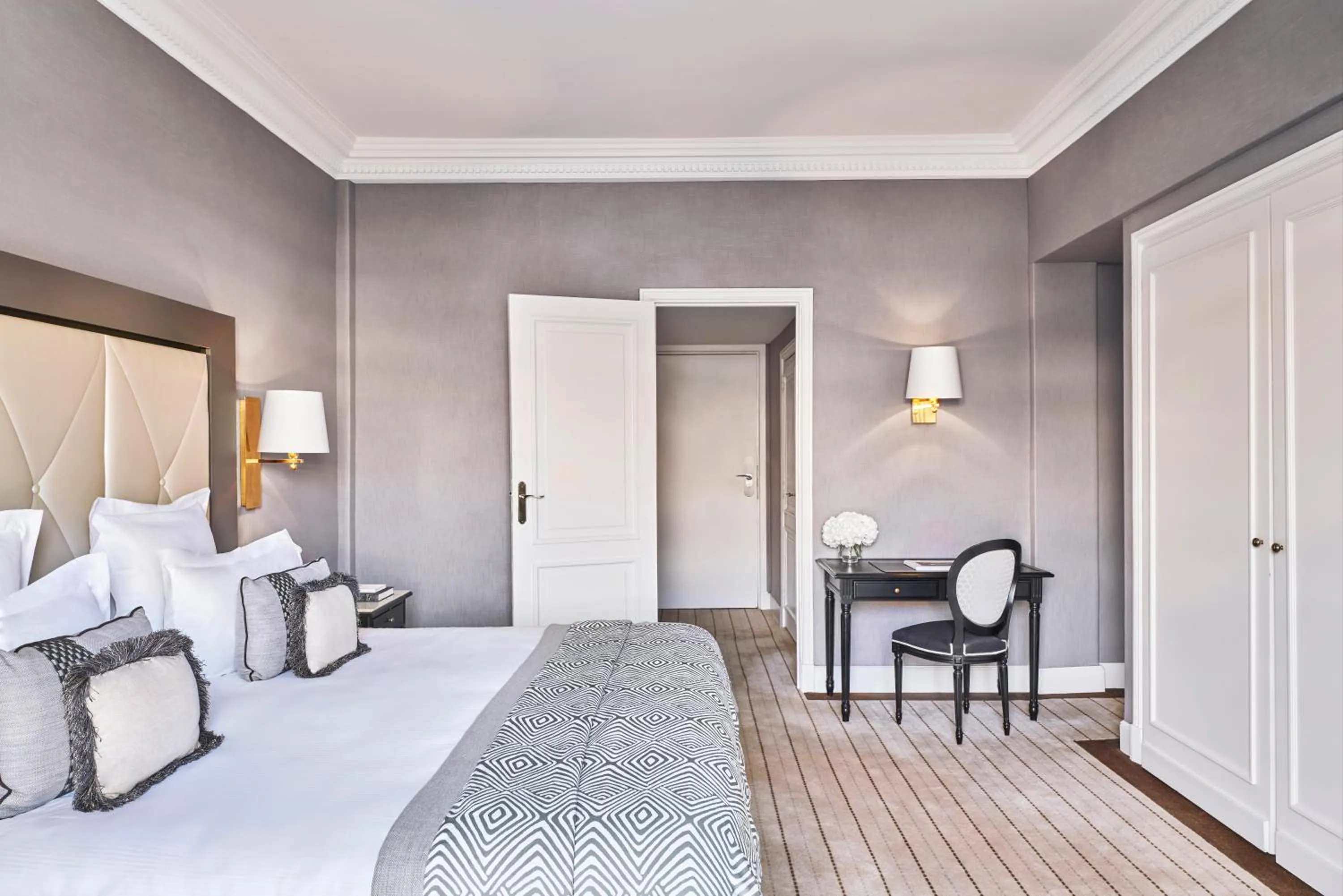 Bedroom, Bed in Hôtel Barrière Le Majestic Cannes