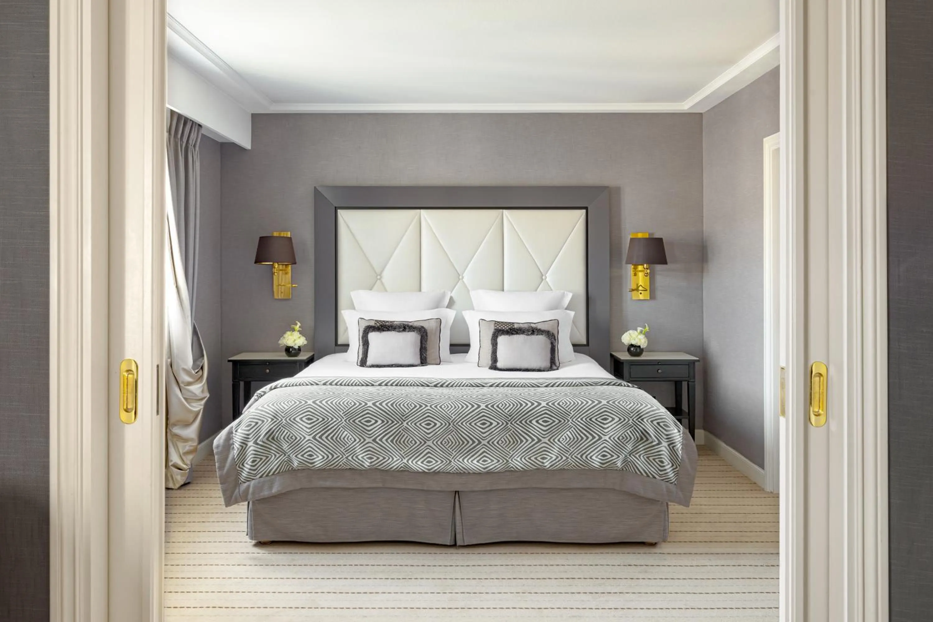 Bedroom, Bed in Hôtel Barrière Le Majestic Cannes