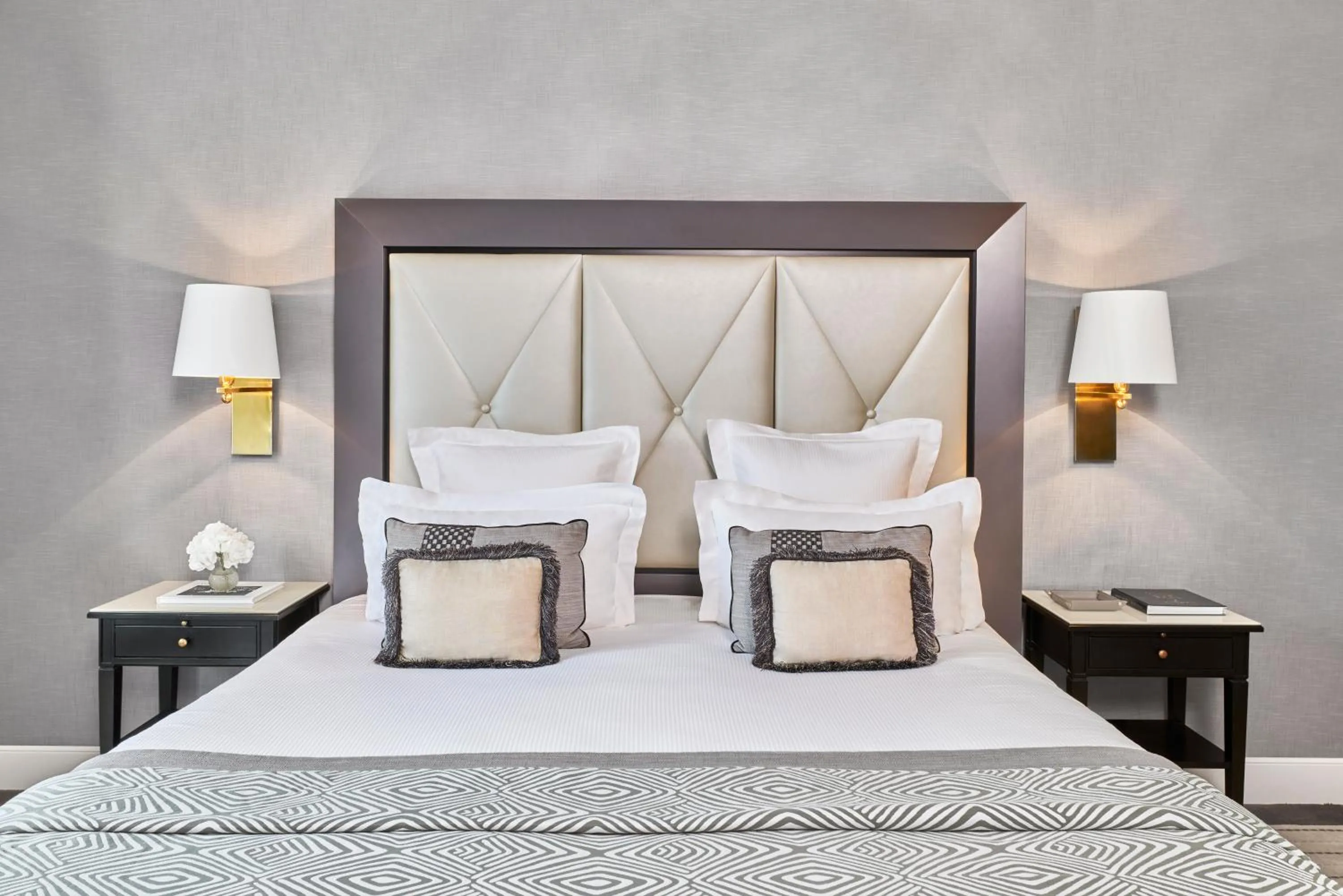 Bedroom, Bed in Hôtel Barrière Le Majestic Cannes