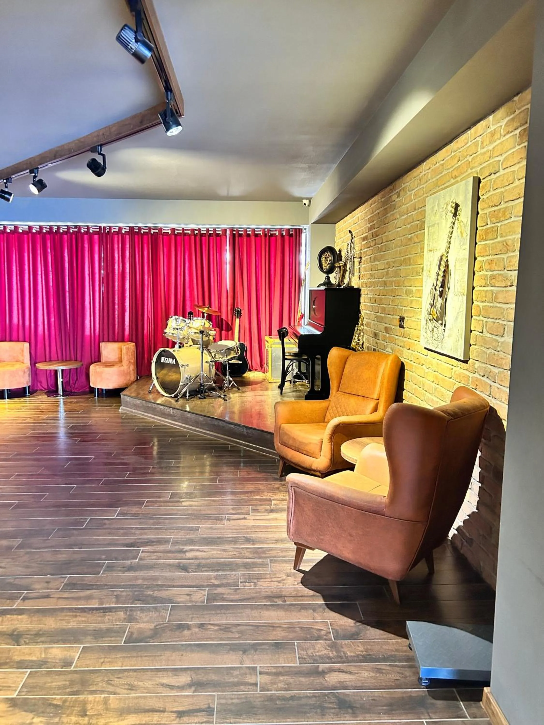 Seating area in Jazz Hotel