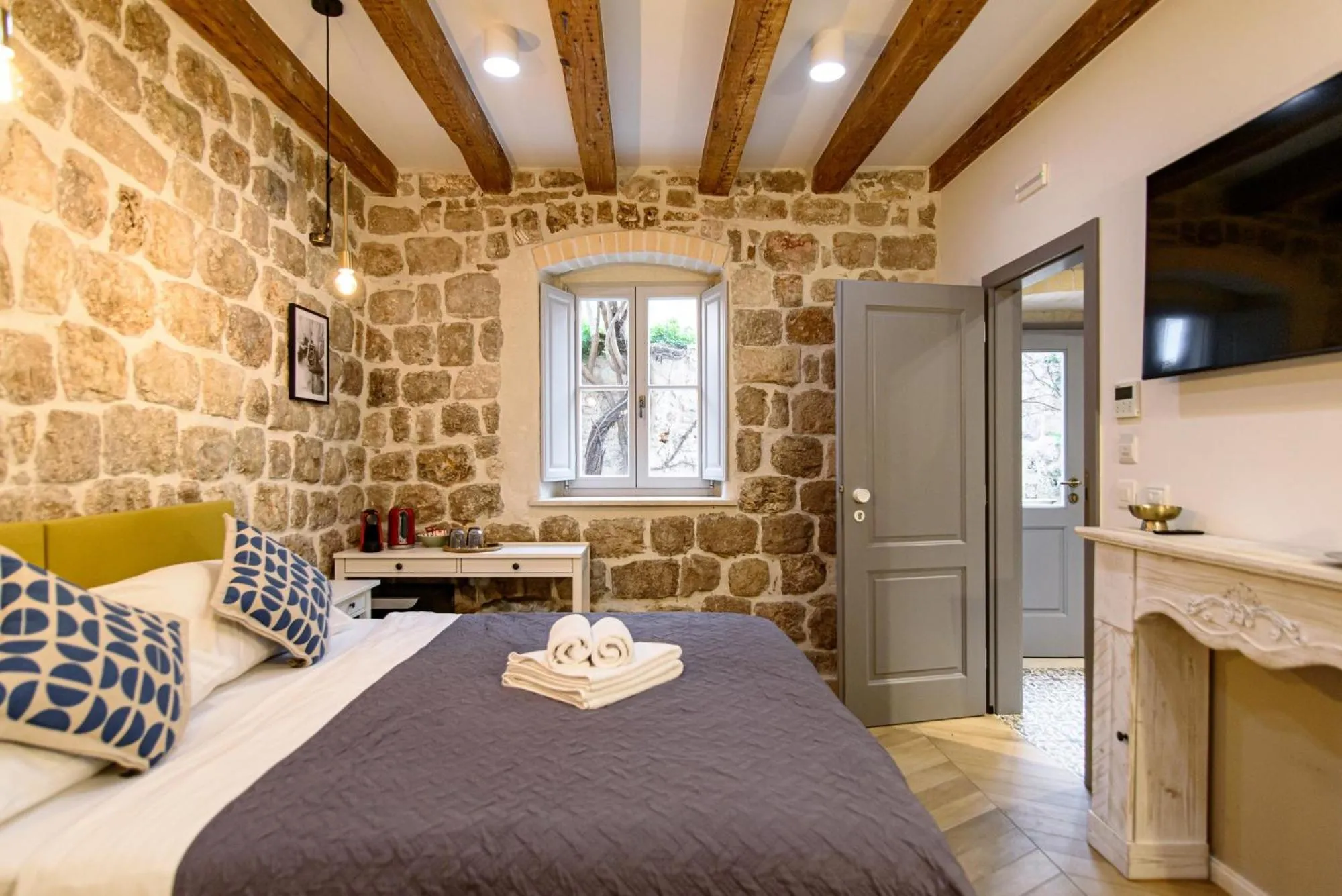 Bed in VILLA MONTE SANTO by DuHomes