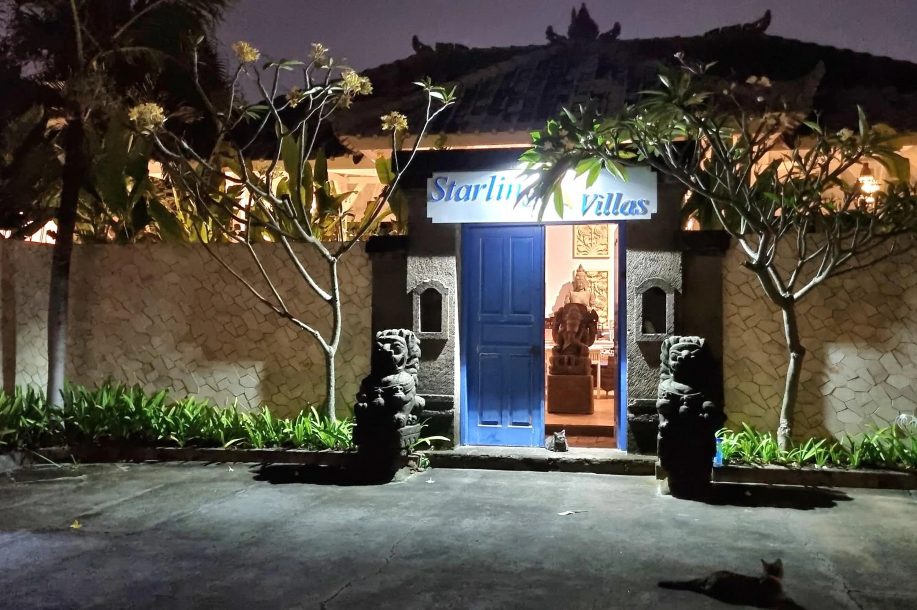 Facade/entrance in Starling villas