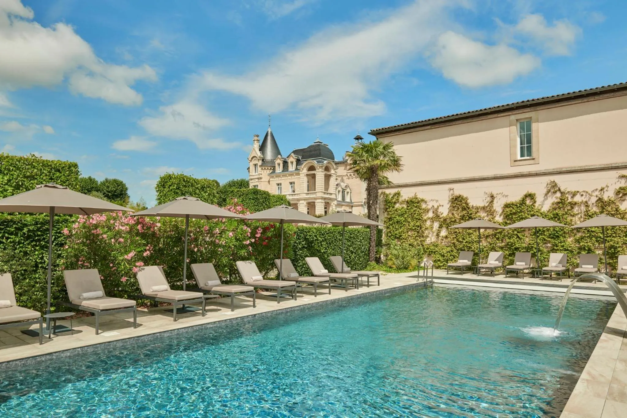 Swimming pool in Château Hôtel Grand Barrail
