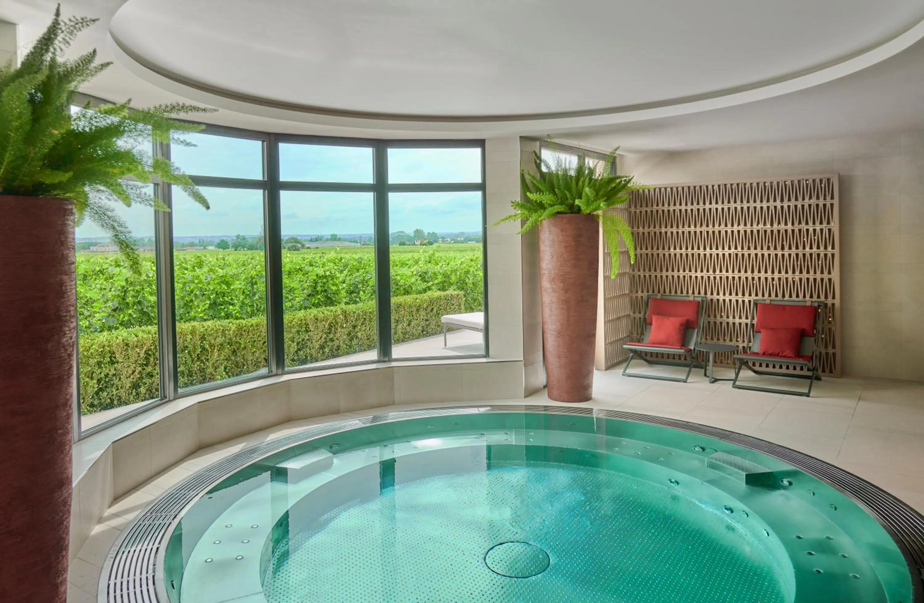 Hot Tub in Château Hôtel Grand Barrail