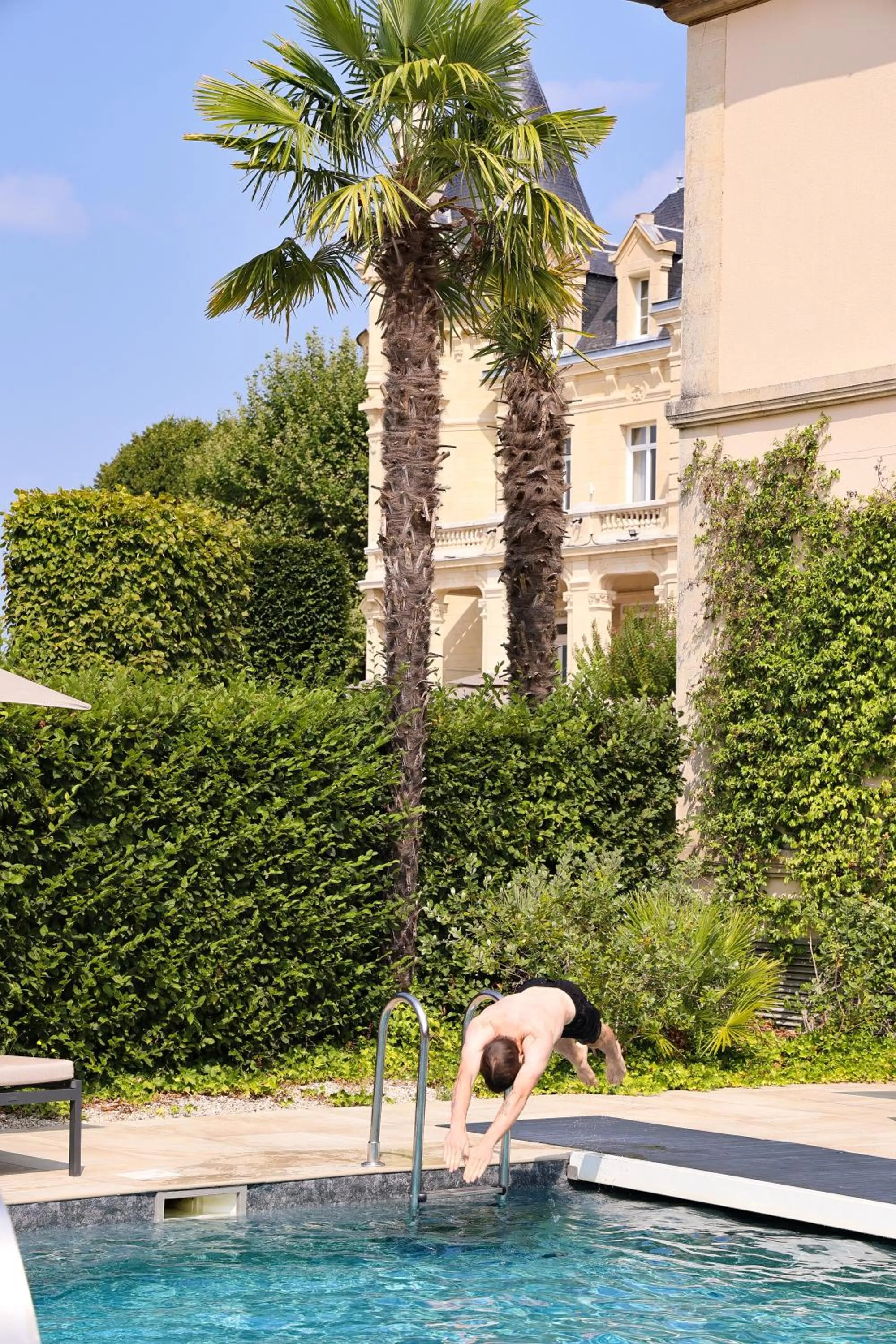 Swimming pool in Château Hôtel Grand Barrail
