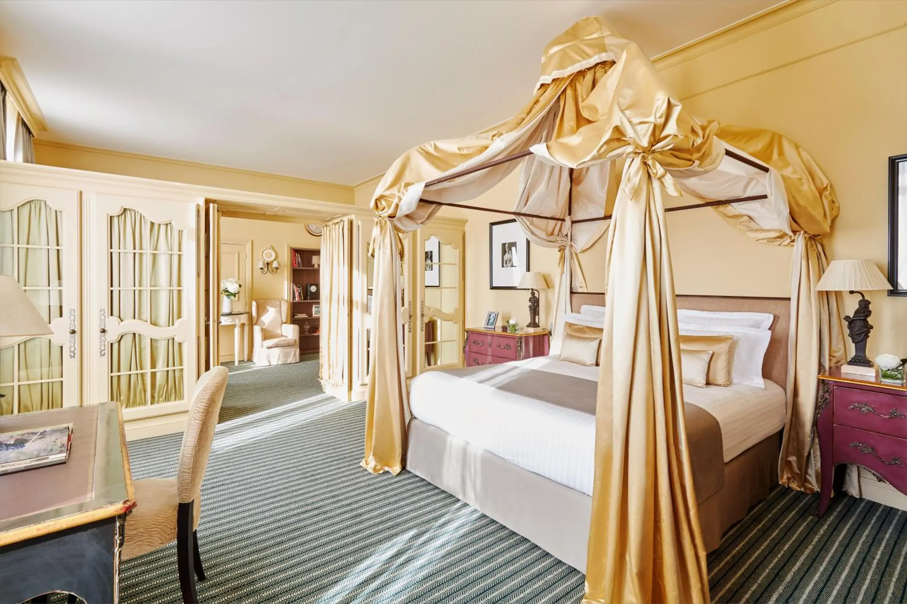 Royal Suite in Château Hôtel Grand Barrail Royal Suite in Château Hôtel Grand Barrail