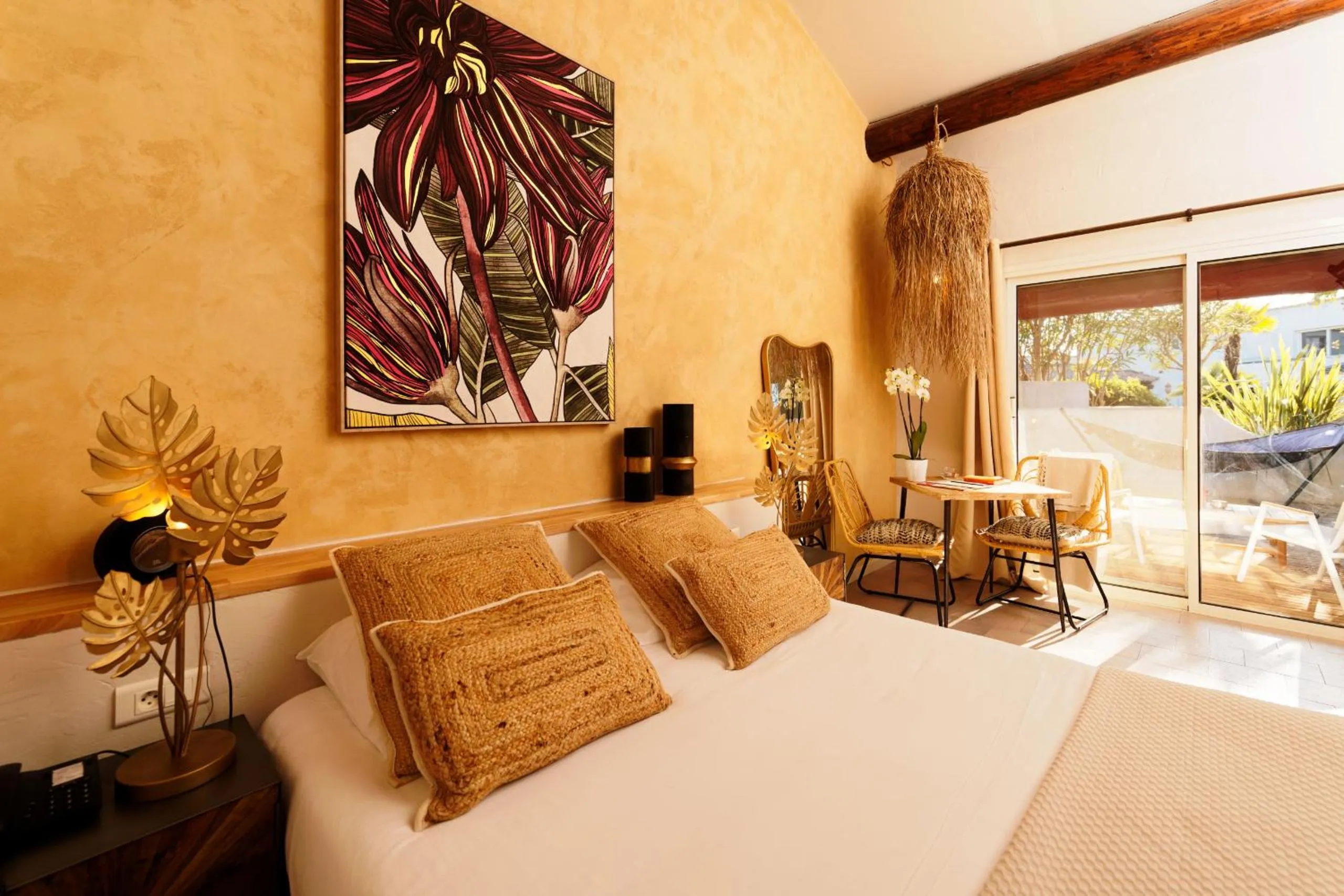 Bedroom, Bed in Hôtel L' Estelle en Camargue